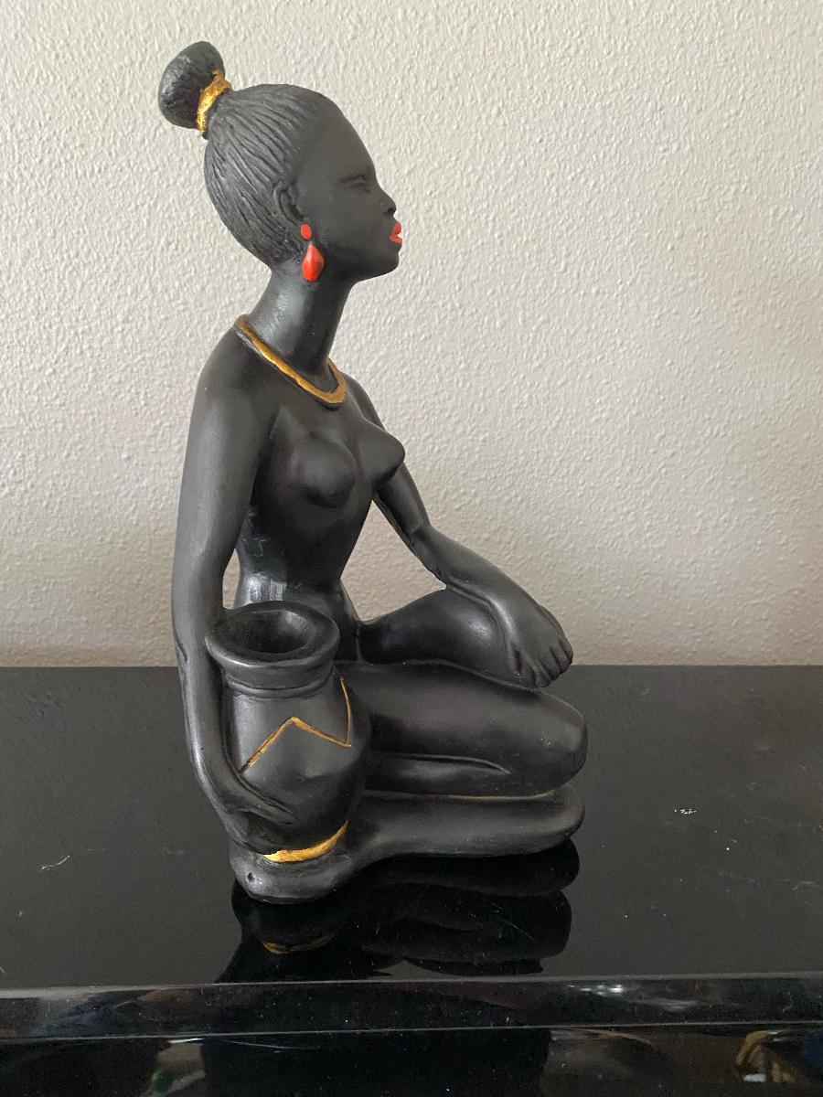 african lady statue