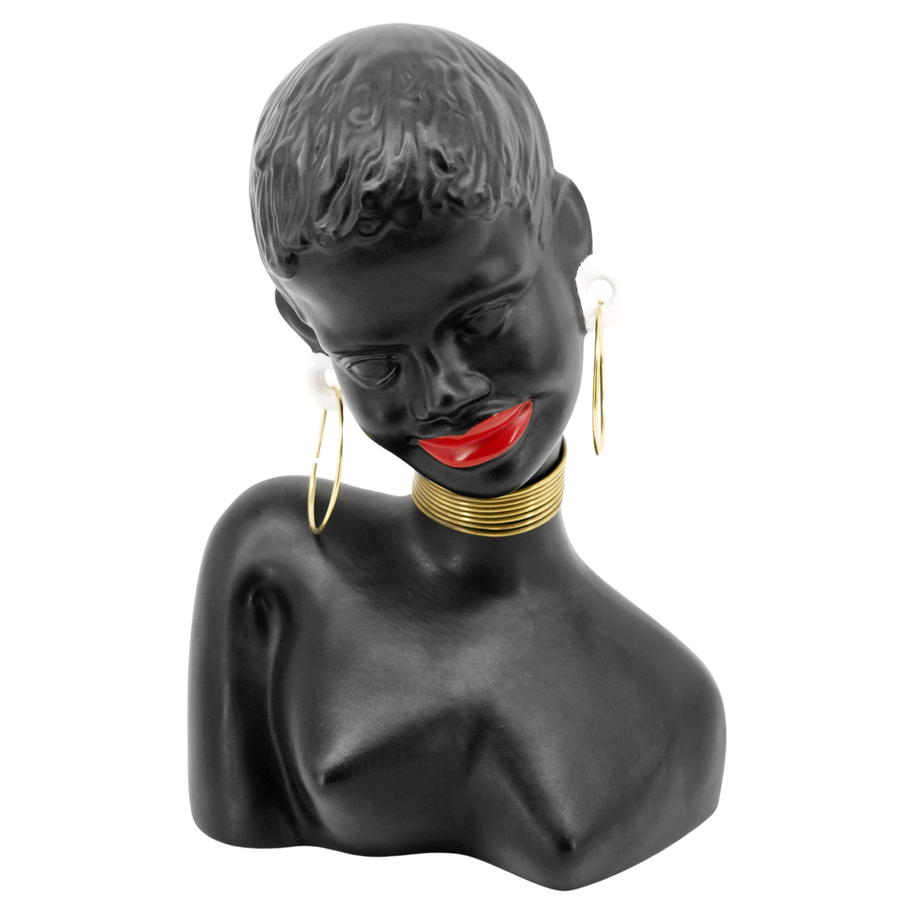 Statue de femme africaine en céramique du milieu du siècle, Allemagne, années 1950. Mesures : Hauteur : 27cm - 10.6 in. ; Largeur : 18.8cm - 7.4 in. ; Profondeur : 13cm - 5.1 in. Joli et décoratif pour une très bonne qualité