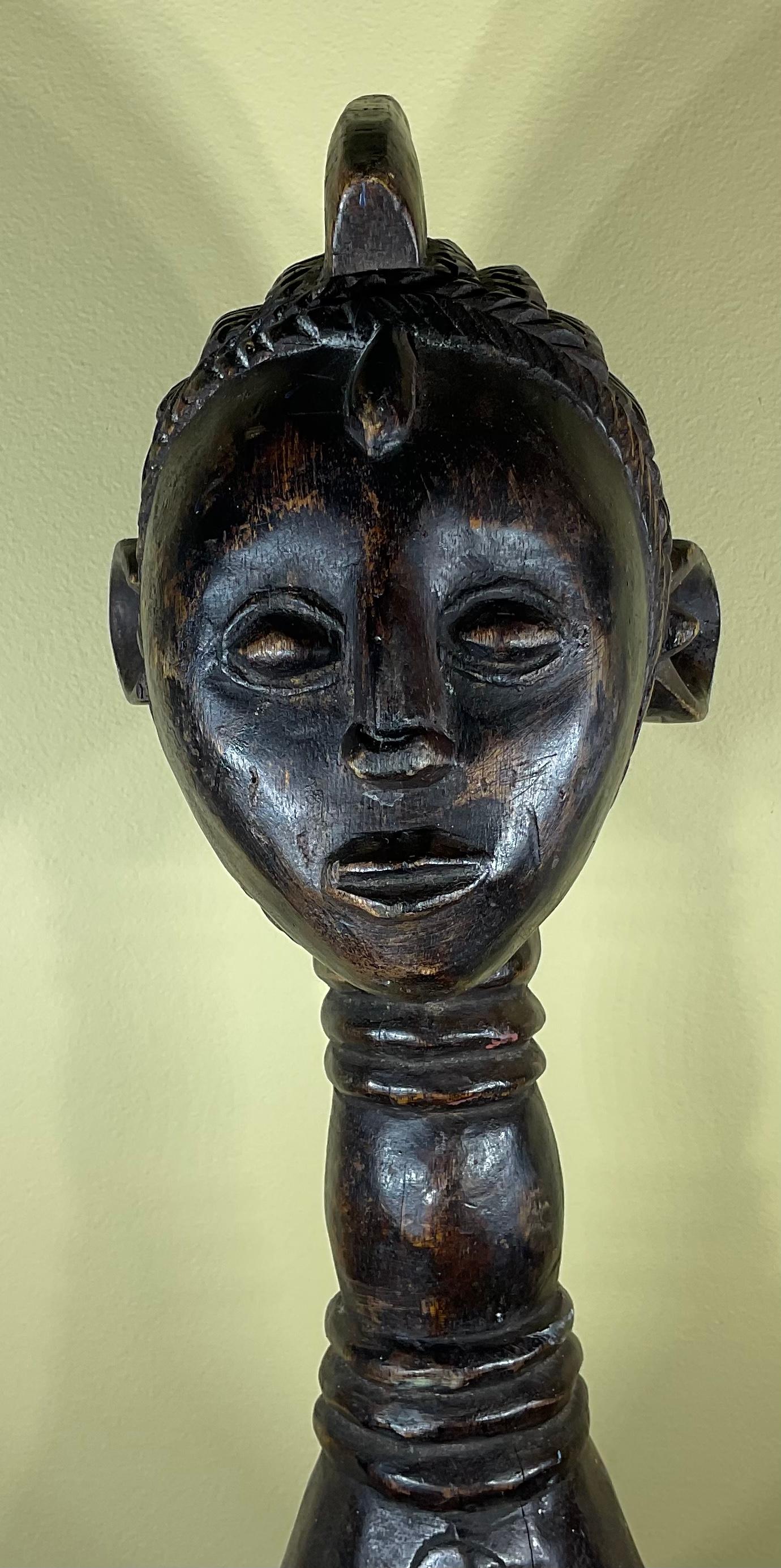 Sculpté à la main Sculpture en bois de femmes africaines du milieu du siècle en vente