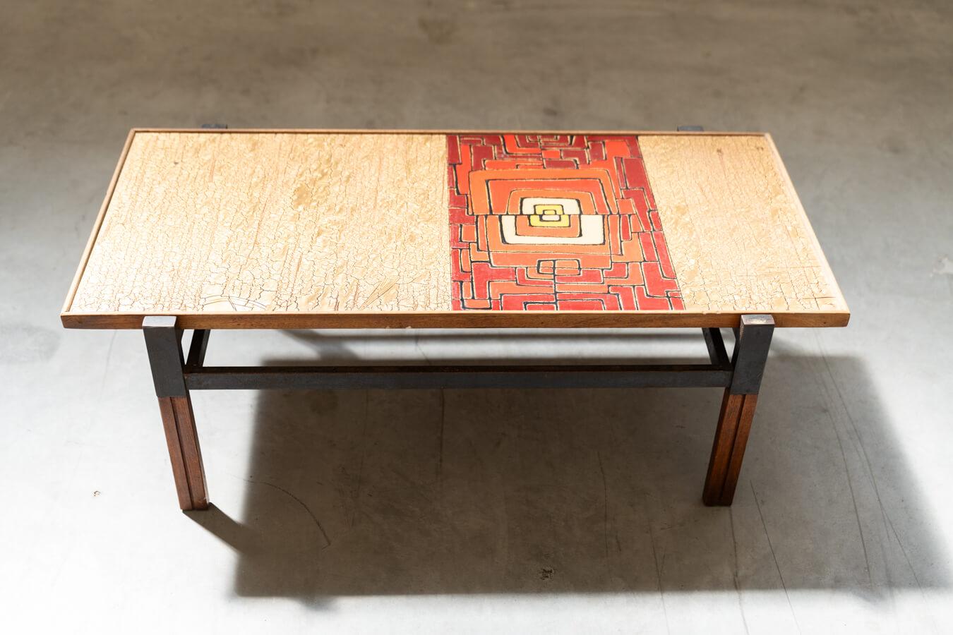 Zeitlose Eleganz und tadellose Handwerkskunst treffen in diesem exquisiten Mid-Century-Couchtisch aus Afrormosia aufeinander, einem wahren Juwel des italienischen Designs der 1950er Jahre. Mit den besten Materialien und viel Liebe zum Detail