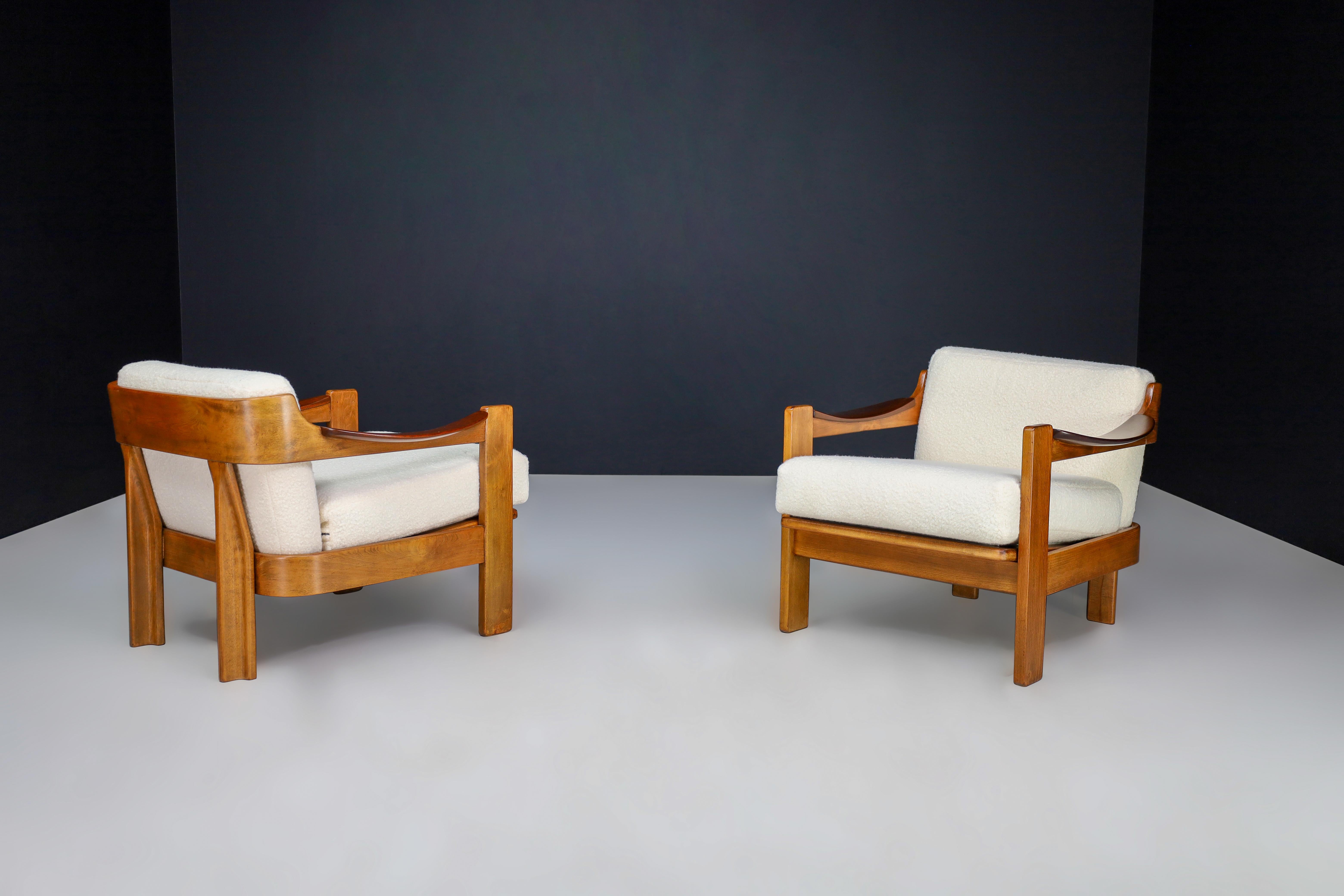 Mid -Century A.G Barcelona Walnut Armchairs with Bouclé Fabric, Spain 1960s  In Good Condition For Sale In Almelo, NL