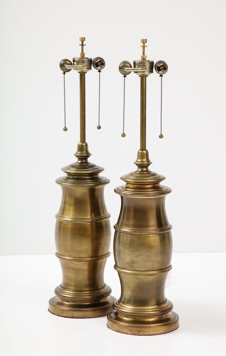 Mid-Century moderno Lampade in bronzo invecchiato di metà secolo in vendita