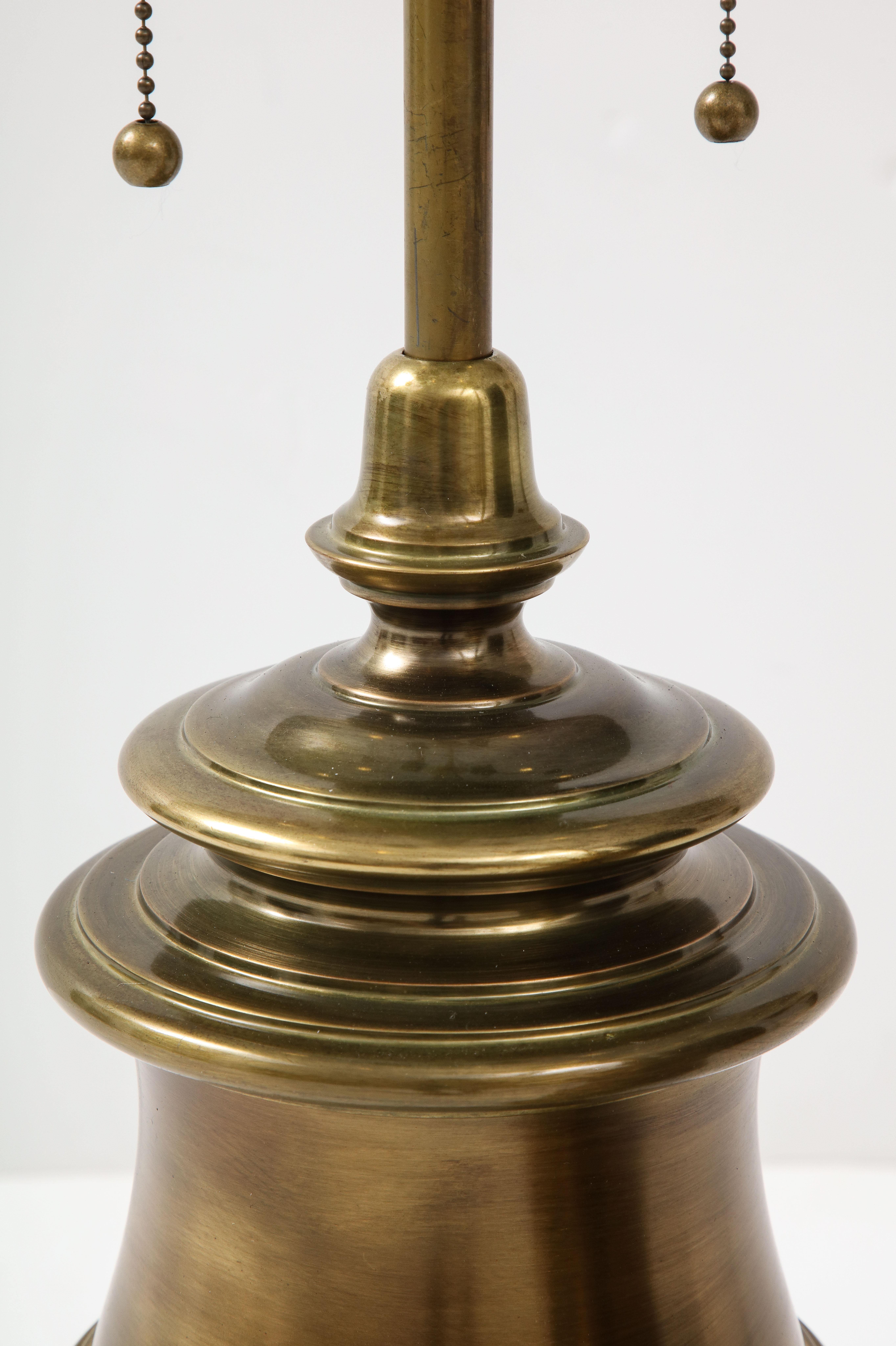 20ième siècle Lampes en bronze vieilli du milieu du siècle en vente