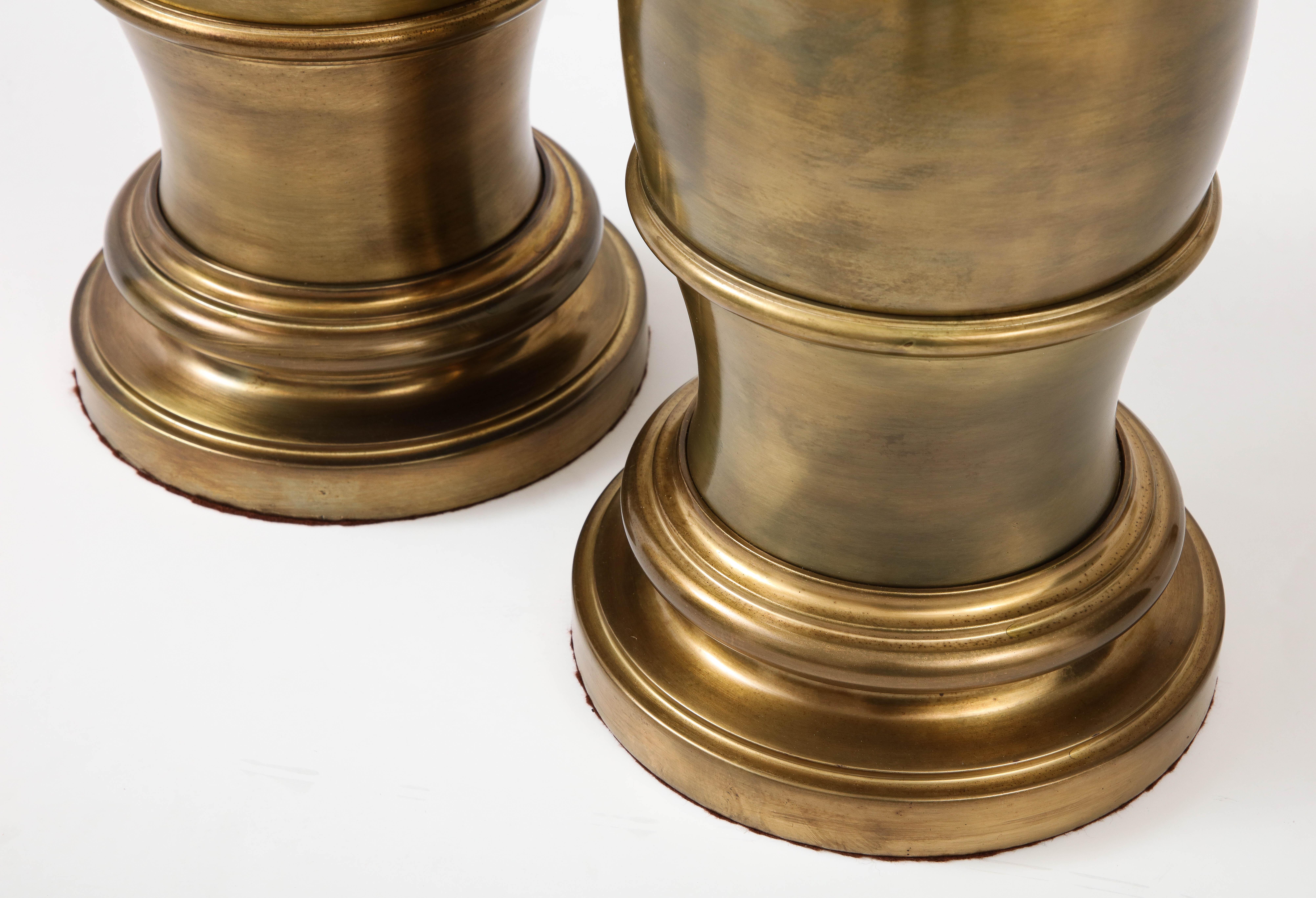Bronze Lampes en bronze vieilli du milieu du siècle en vente