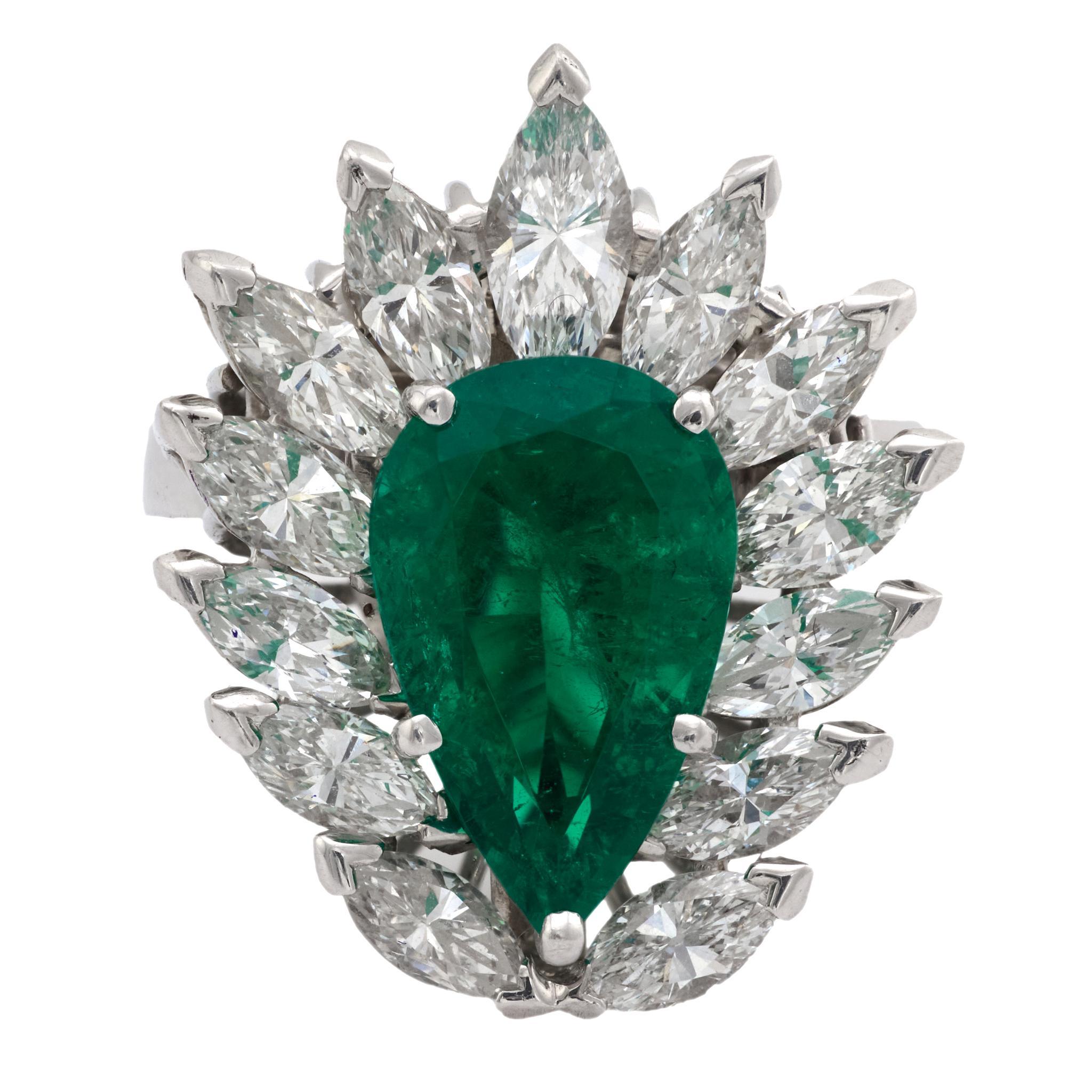 Questo anello in platino di metà secolo, risalente agli anni '50, mette in mostra uno smeraldo colombiano da 2,75 carati con taglio a pera, certificato da AGL #1143729 come non trattato. Tredici diamanti taglio marquise per un totale di circa 1,50