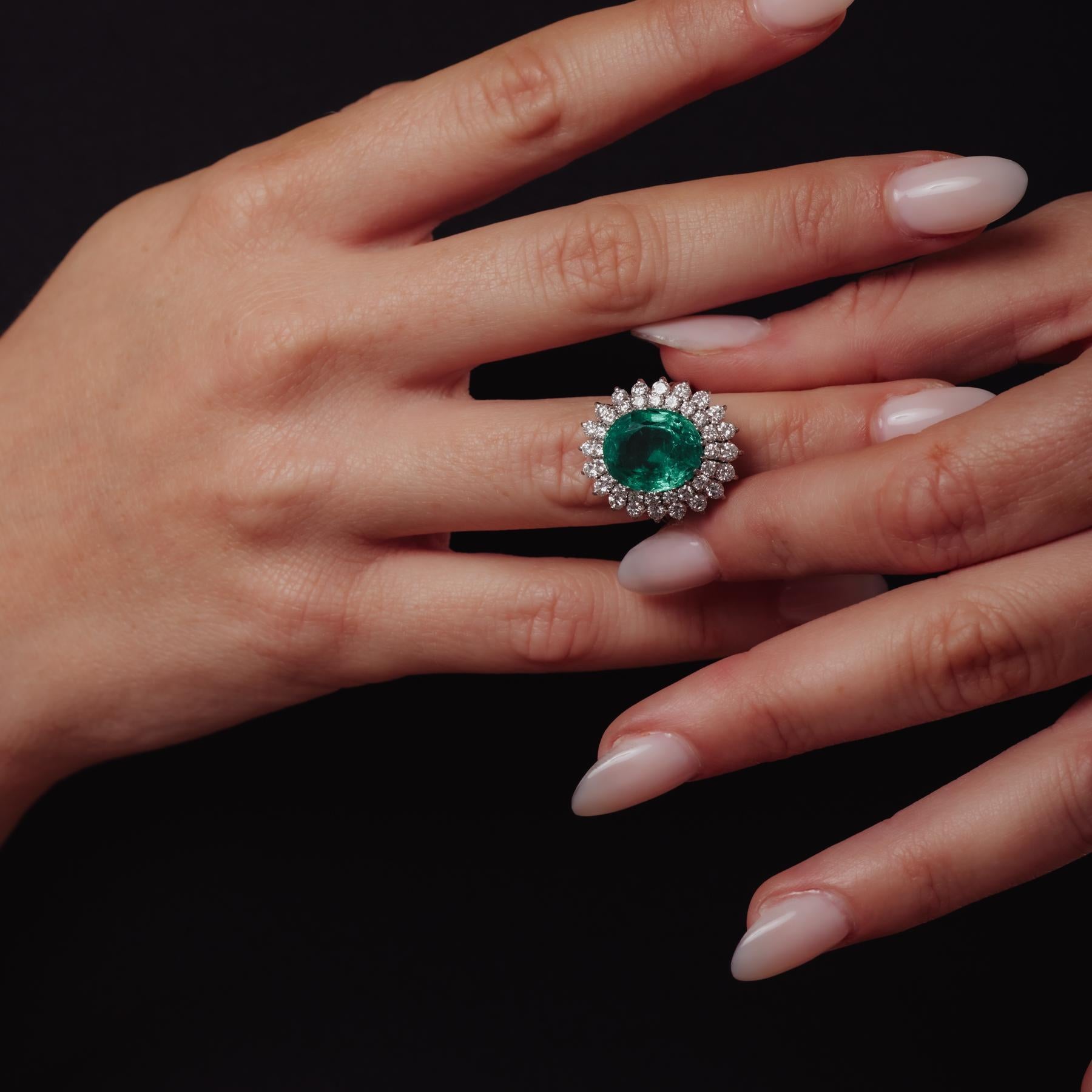 Mid Century AGL 6 Karat Smaragd-Diamant-Cocktailring aus 18k Weißgold (Ovalschliff) im Angebot