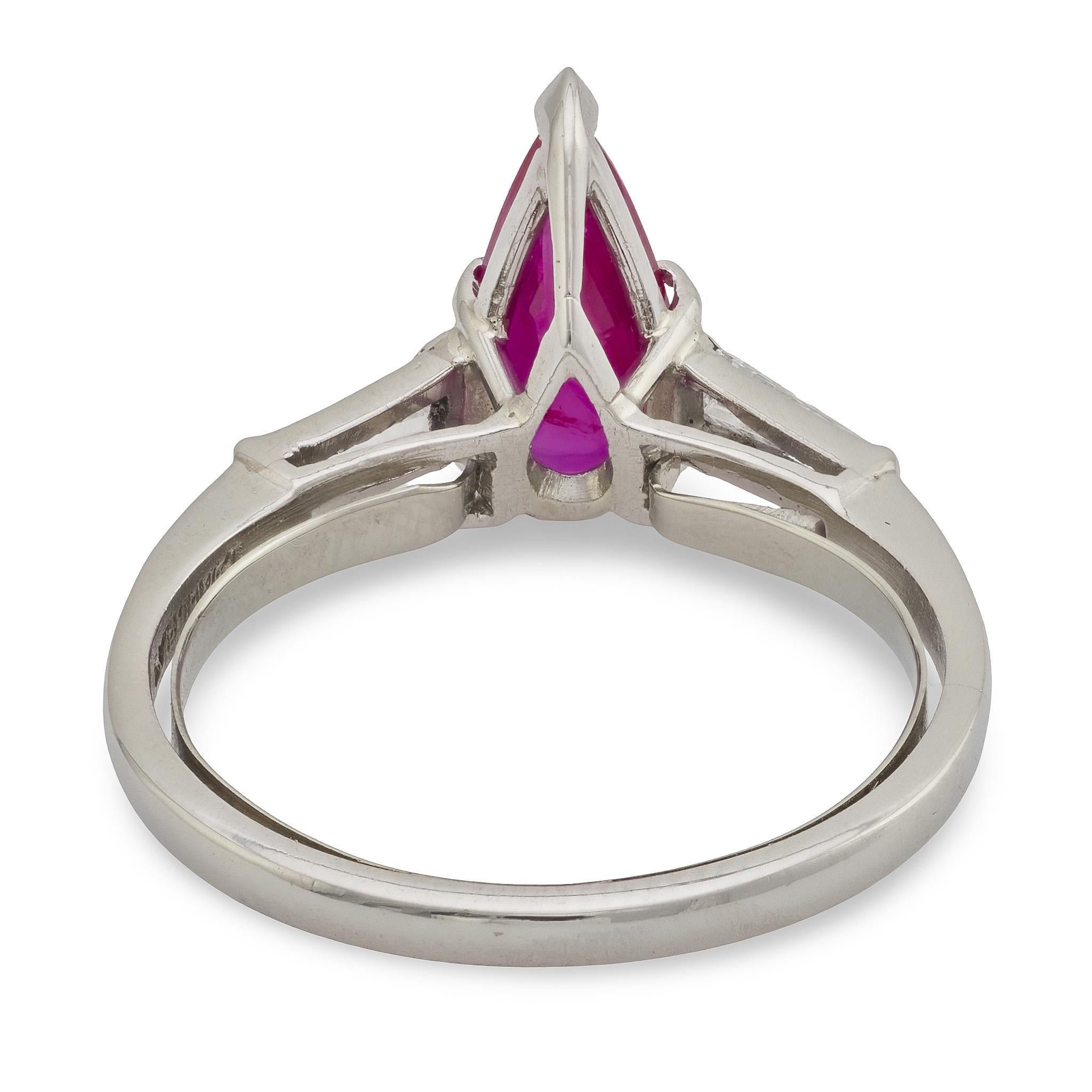 Mitte des Jahrhunderts AGL Burma keine Hitze Rubin Diamant Platin Verlobungsring im Zustand „Gut“ im Angebot in Beverly Hills, CA