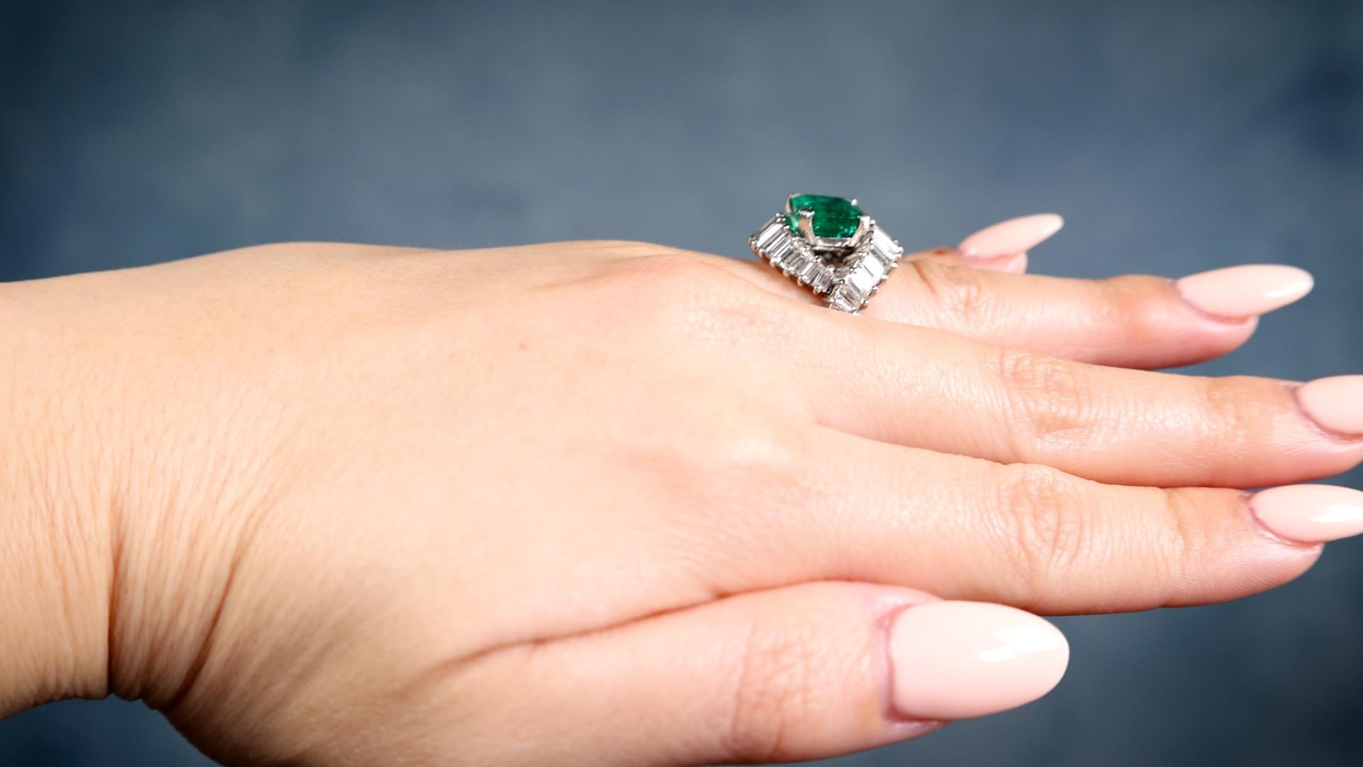 Mid-Century AGL Colombian Minor Oil Emerald Diamond Cocktail Ring In Good Condition For Sale In Beverly Hills, CA