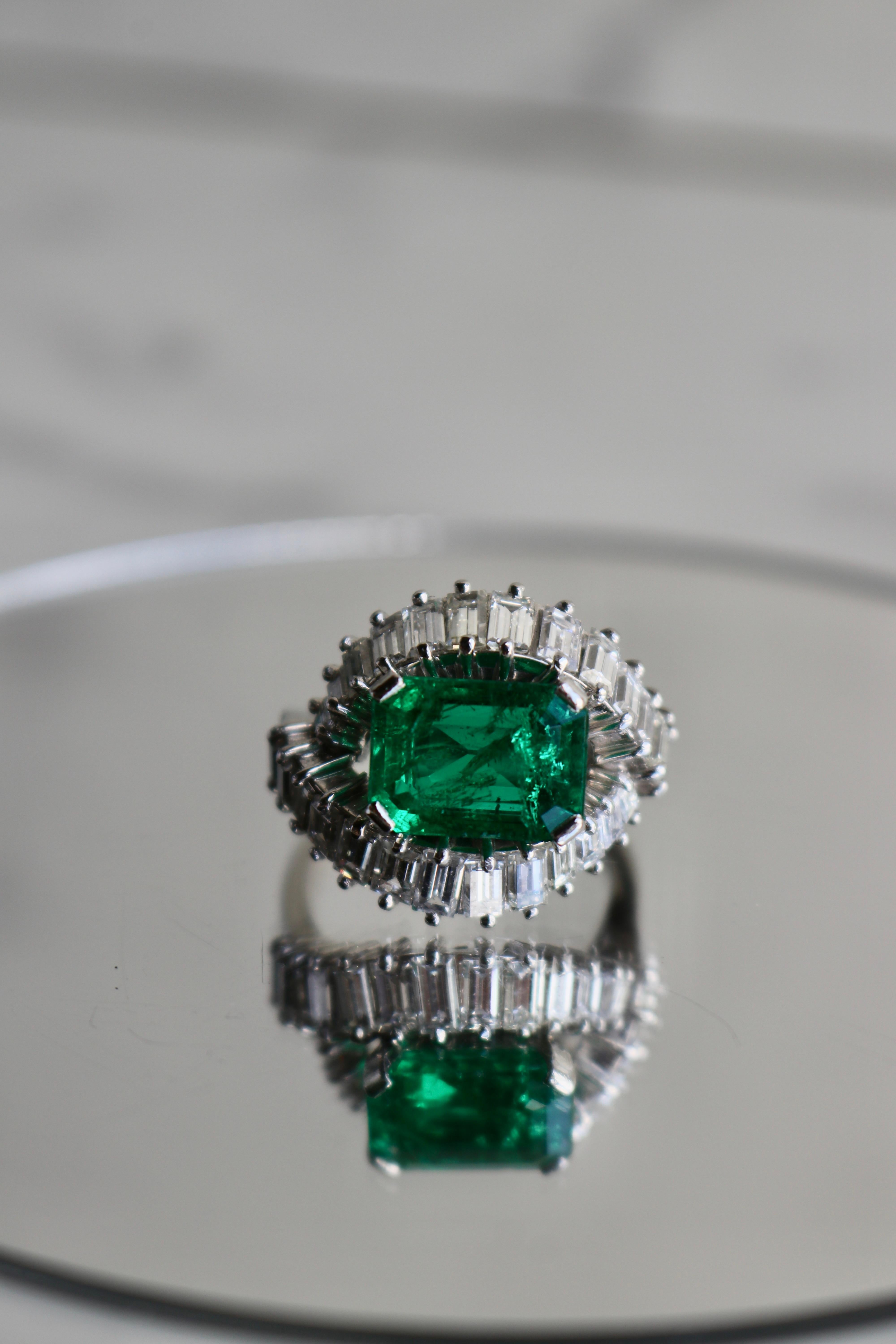 Mid-Century AGL Colombian Minor Oil Emerald Diamond Cocktail Ring For Sale 1