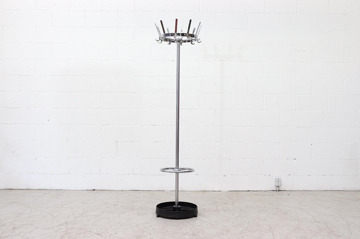 Appendiabiti a piantana Ahrend de Cirkel con portaombrelli e pesante base nera zavorrata. Ganci piatti per cappotti e cappelli. Design elegante e industriale con piano rotante e portaombrelli cromato inferiore. In condizioni originali, con segni di