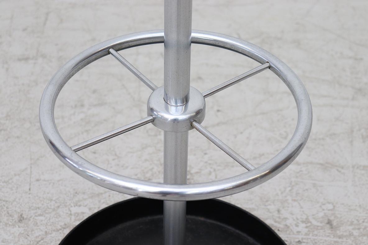 Appendiabiti cromato di metà secolo Ahrend de Cirkel con portaombrelli e base nera In condizioni buone in vendita a Los Angeles, CA