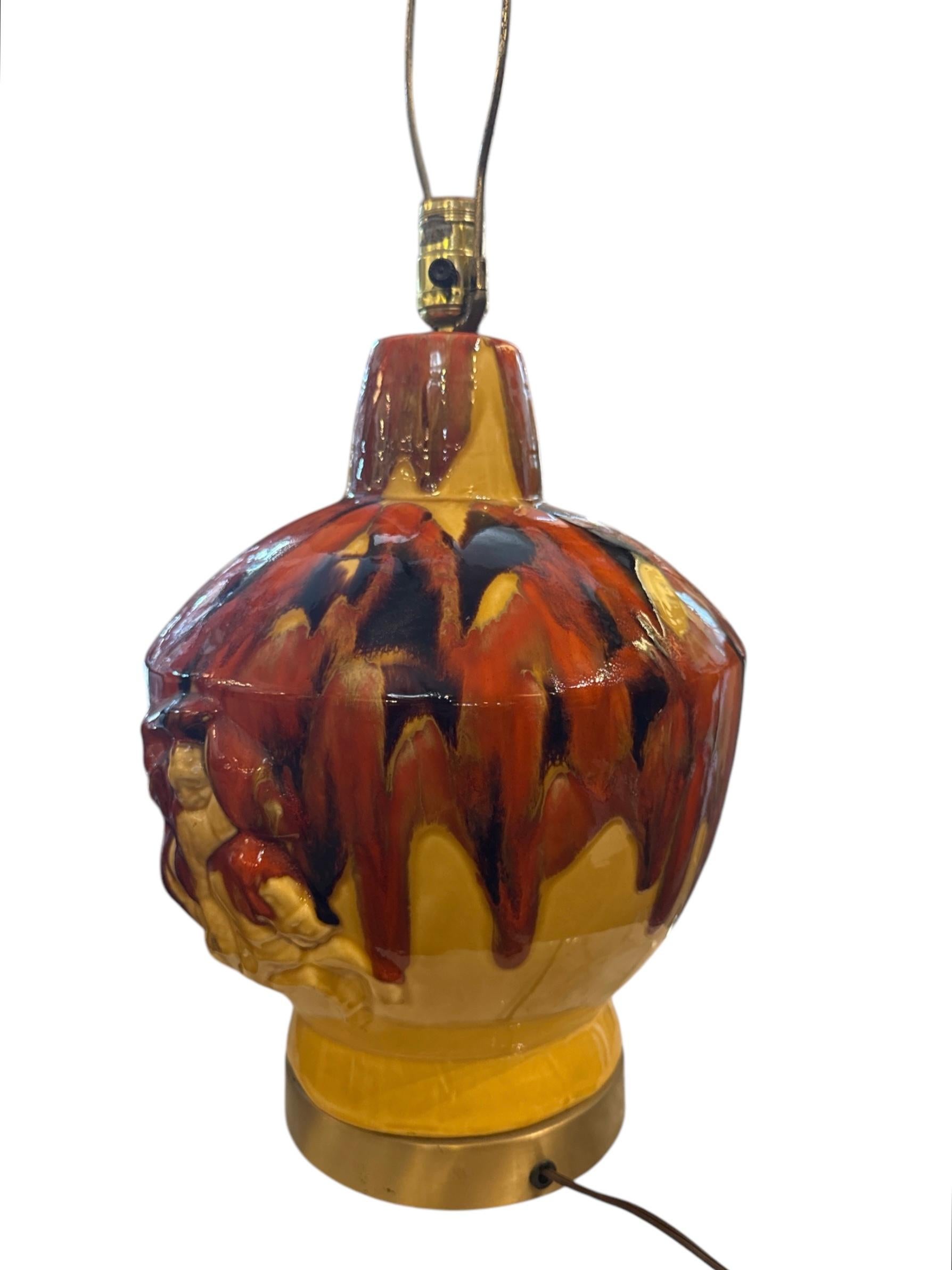 Faites une déclaration frappante avec cette lampe goutte à goutte en céramique Akron du milieu du siècle, un véritable joyau de l'ère du design rétro. Connue pour ses textures spectaculaires et ses contrastes de couleurs audacieux, cette lampe