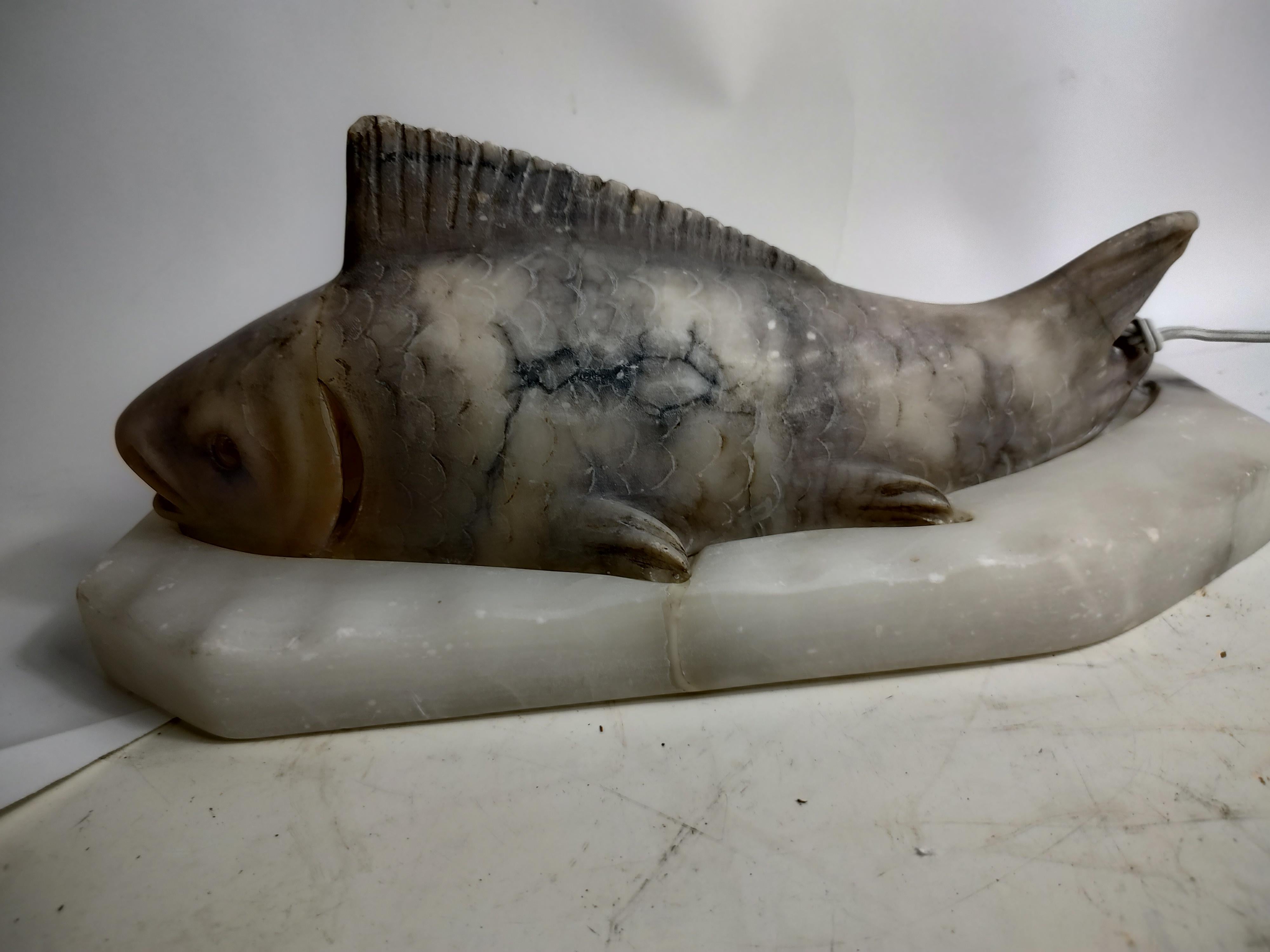 Lampe poisson en albâtre du milieu du siècle Lampe de chevet et d'ambiance en vente 4