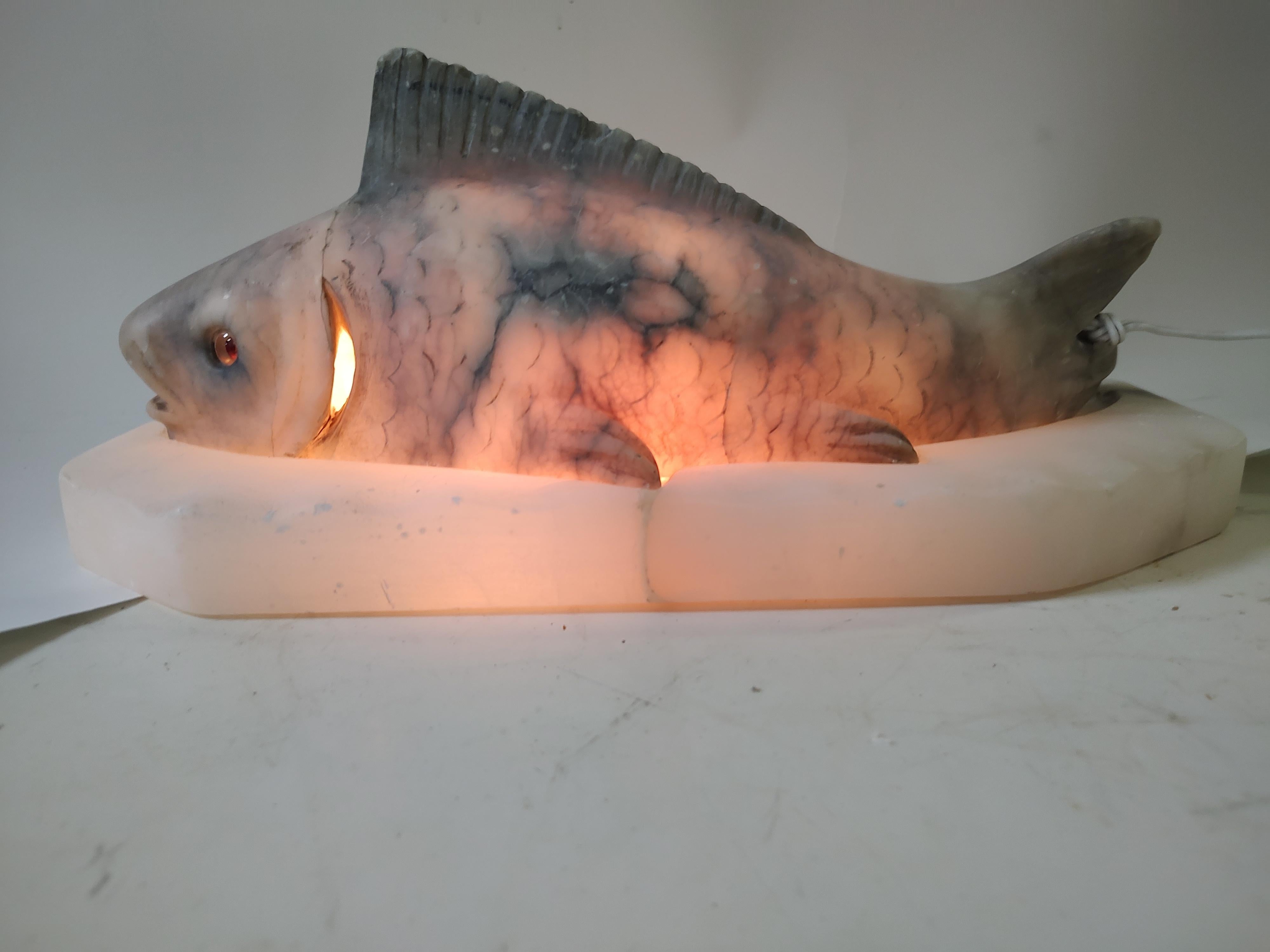 Sculpté à la main Lampe poisson en albâtre du milieu du siècle Lampe de chevet et d'ambiance en vente