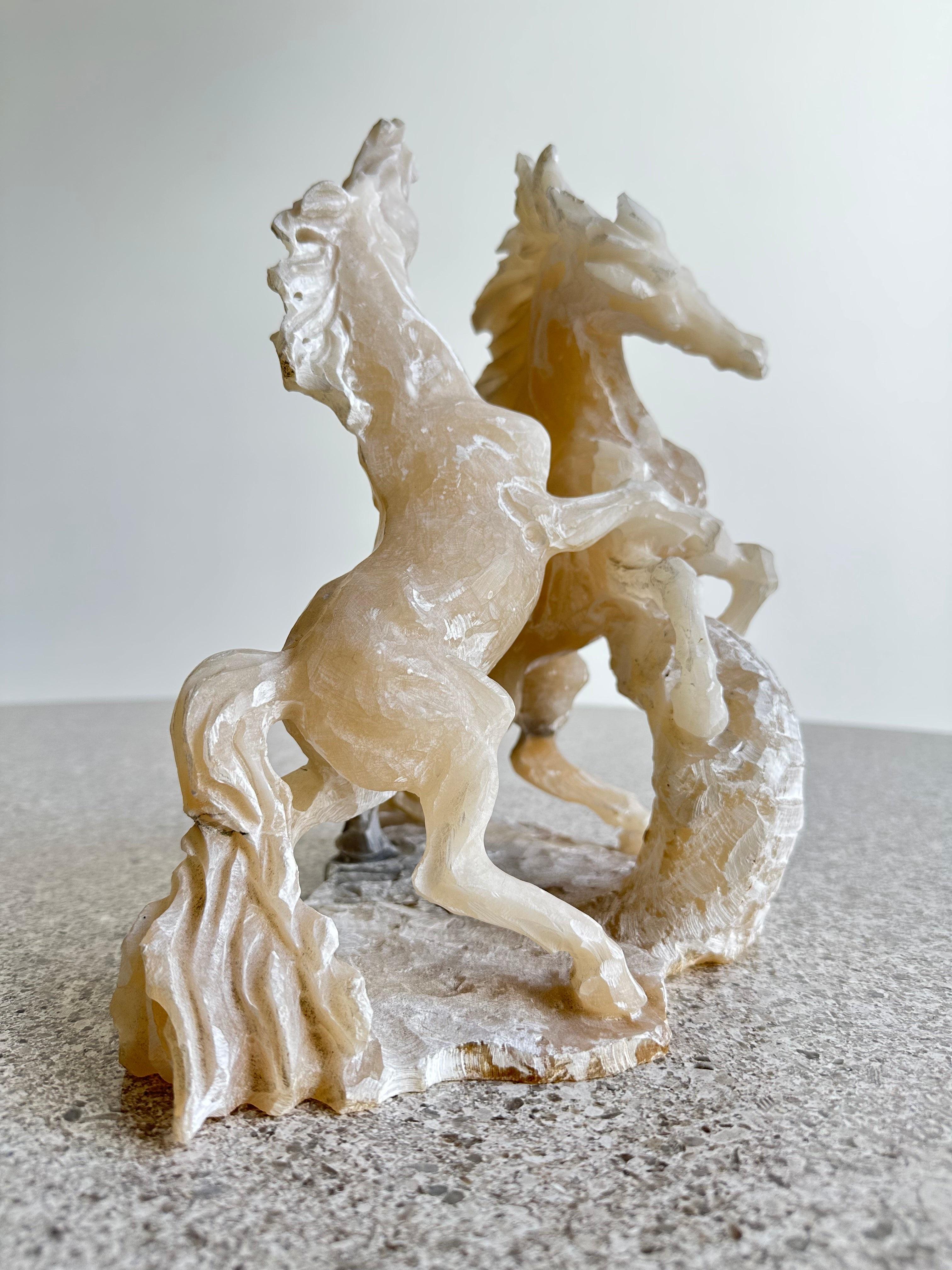 Alabaster-Pferde-Skulptur aus der Jahrhundertmitte von Boldrini aus Italien, 1960er Jahre (Moderne der Mitte des Jahrhunderts) im Angebot