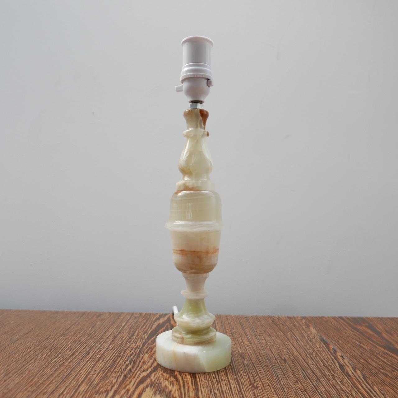 Eine Onyx- oder Alabaster-Tischlampe aus der Mitte bis zum Ende des 20. 

Angenehme Form und ein schönes Exemplar mit starkem Charakter. 

England, ca. 1970er Jahre. 

Seitdem neu verkabelt. 

Standort: London Galerie. 

Abmessungen: 36 H