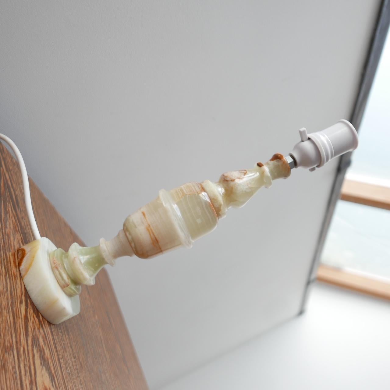 Englische Mid-Century-Tischlampe aus Alabaster oder Onyx (Moderne der Mitte des Jahrhunderts) im Angebot
