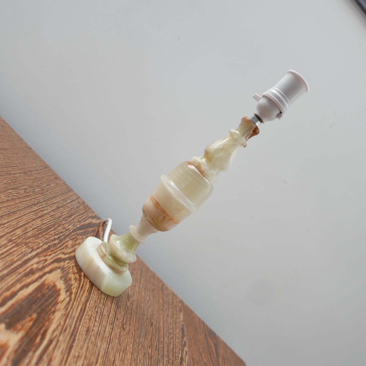 Englische Mid-Century-Tischlampe aus Alabaster oder Onyx (Britisch) im Angebot
