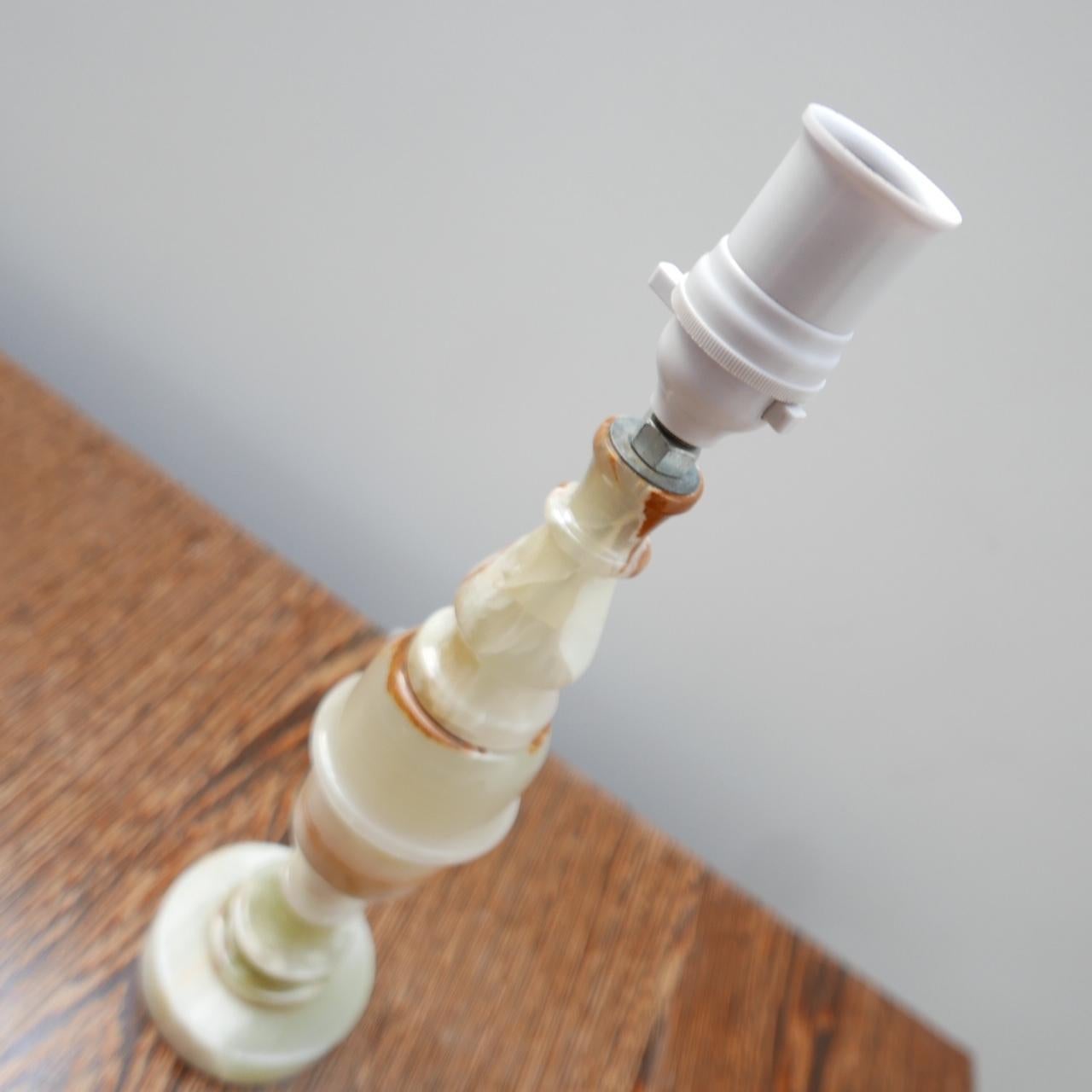Englische Mid-Century-Tischlampe aus Alabaster oder Onyx im Zustand „Gut“ im Angebot in London, GB