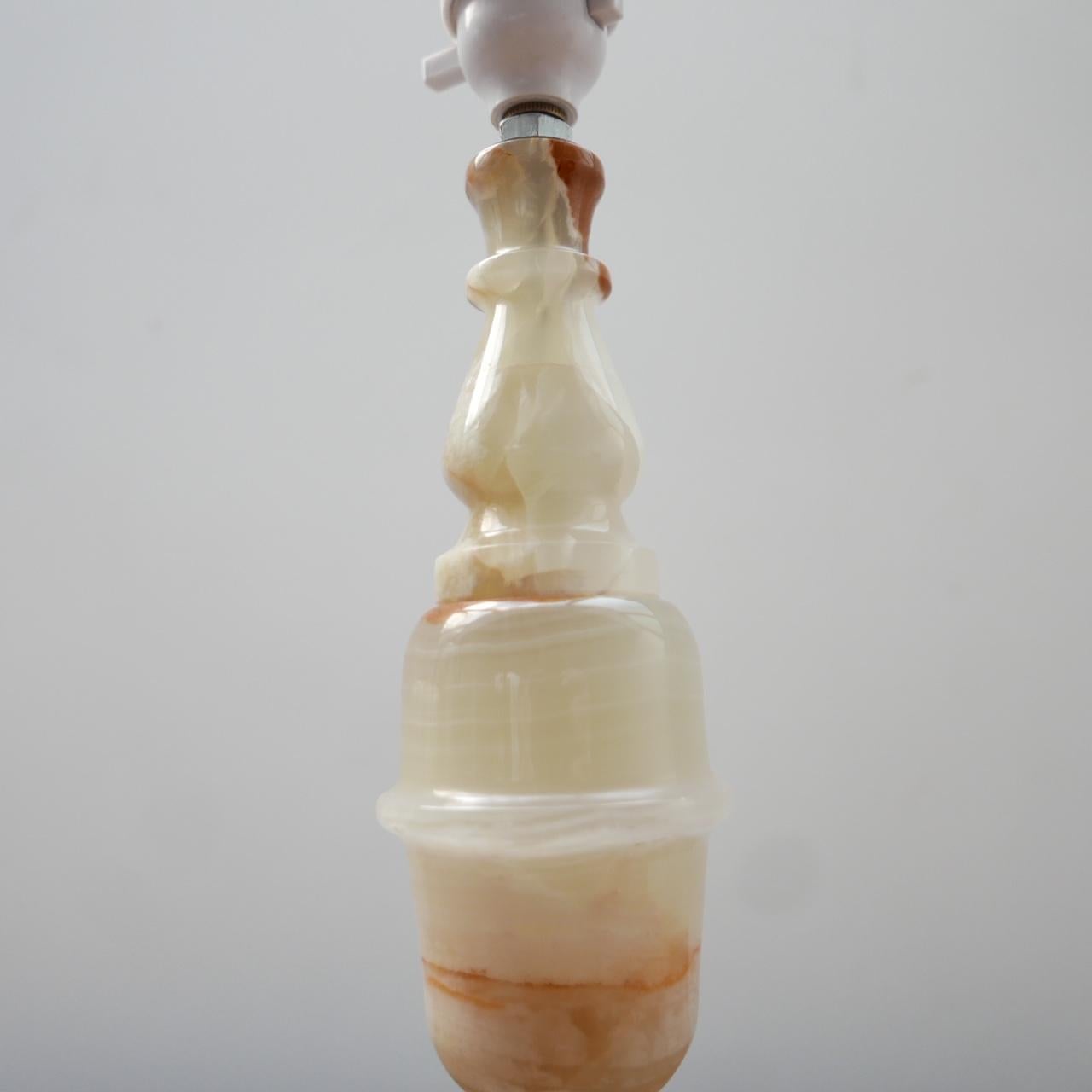 Englische Mid-Century-Tischlampe aus Alabaster oder Onyx im Angebot 1