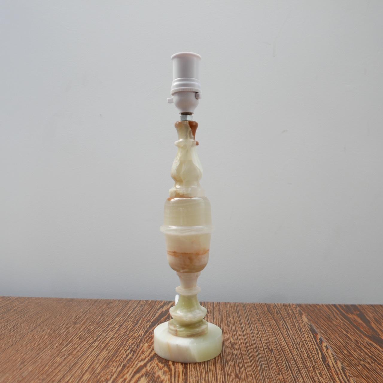 Englische Mid-Century-Tischlampe aus Alabaster oder Onyx im Angebot 3