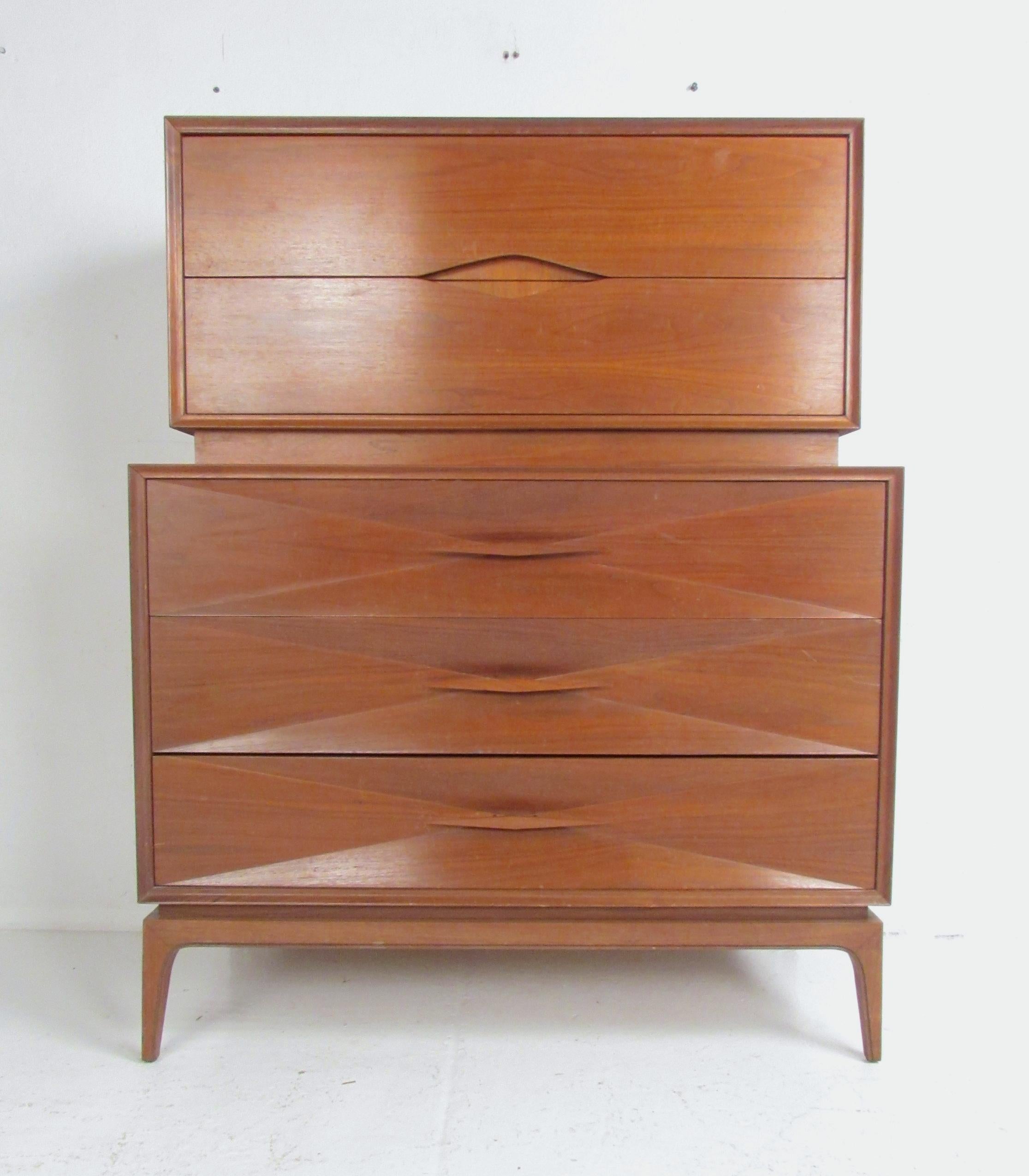 Porta a casa tua l'eleganza iconica della metà del secolo scorso con questo comò highboy in noce in stile Albert Parvin, un esempio straordinario di design americano scultoreo e modernista. Con la sua forma audace, le ricche tonalità del noce e i