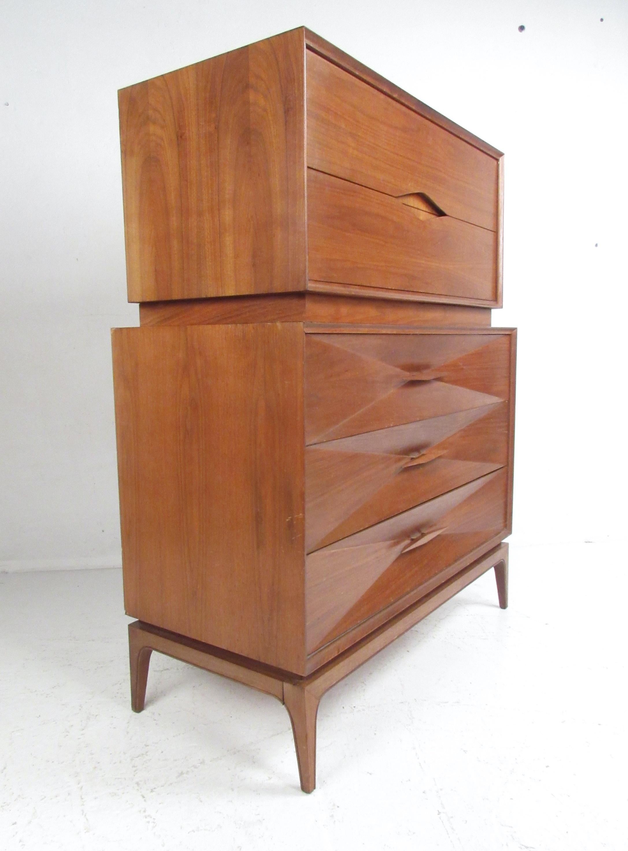 Mid-Century moderno Comò Highboy in stile Albert Parvin di metà secolo in vendita