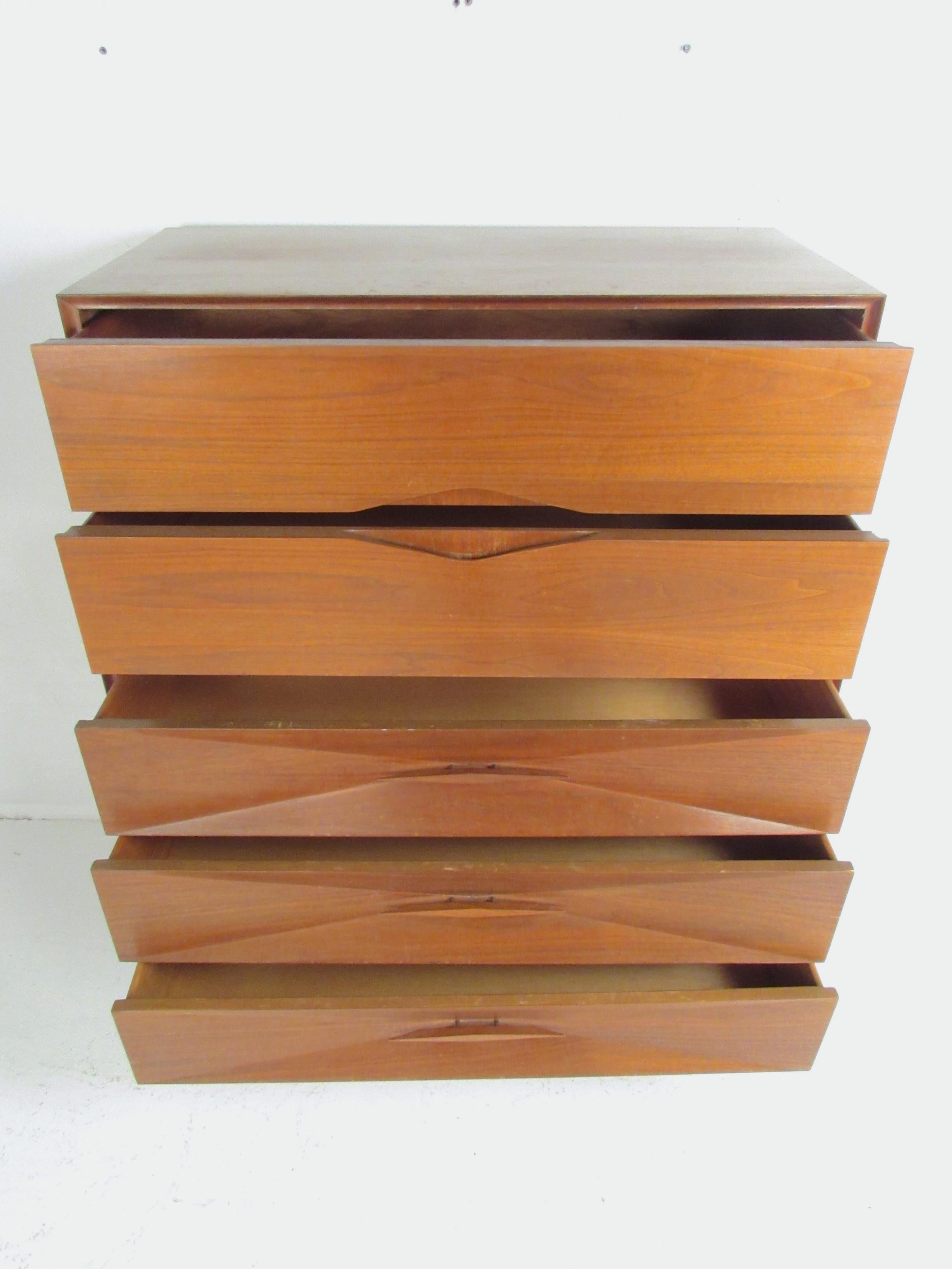 Comò Highboy in stile Albert Parvin di metà secolo In condizioni buone in vendita a Brooklyn, NY