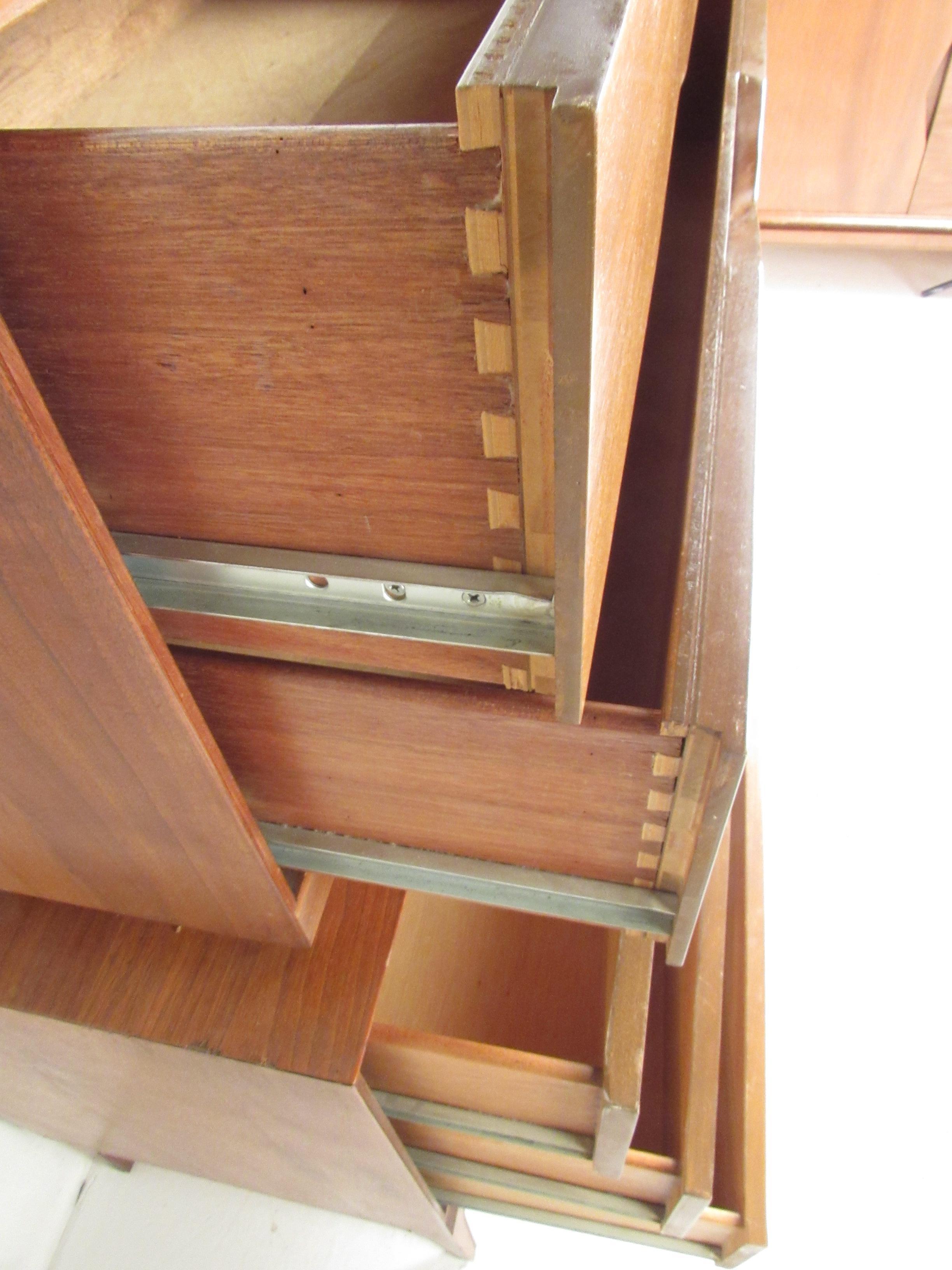 Legno Comò Highboy in stile Albert Parvin di metà secolo in vendita