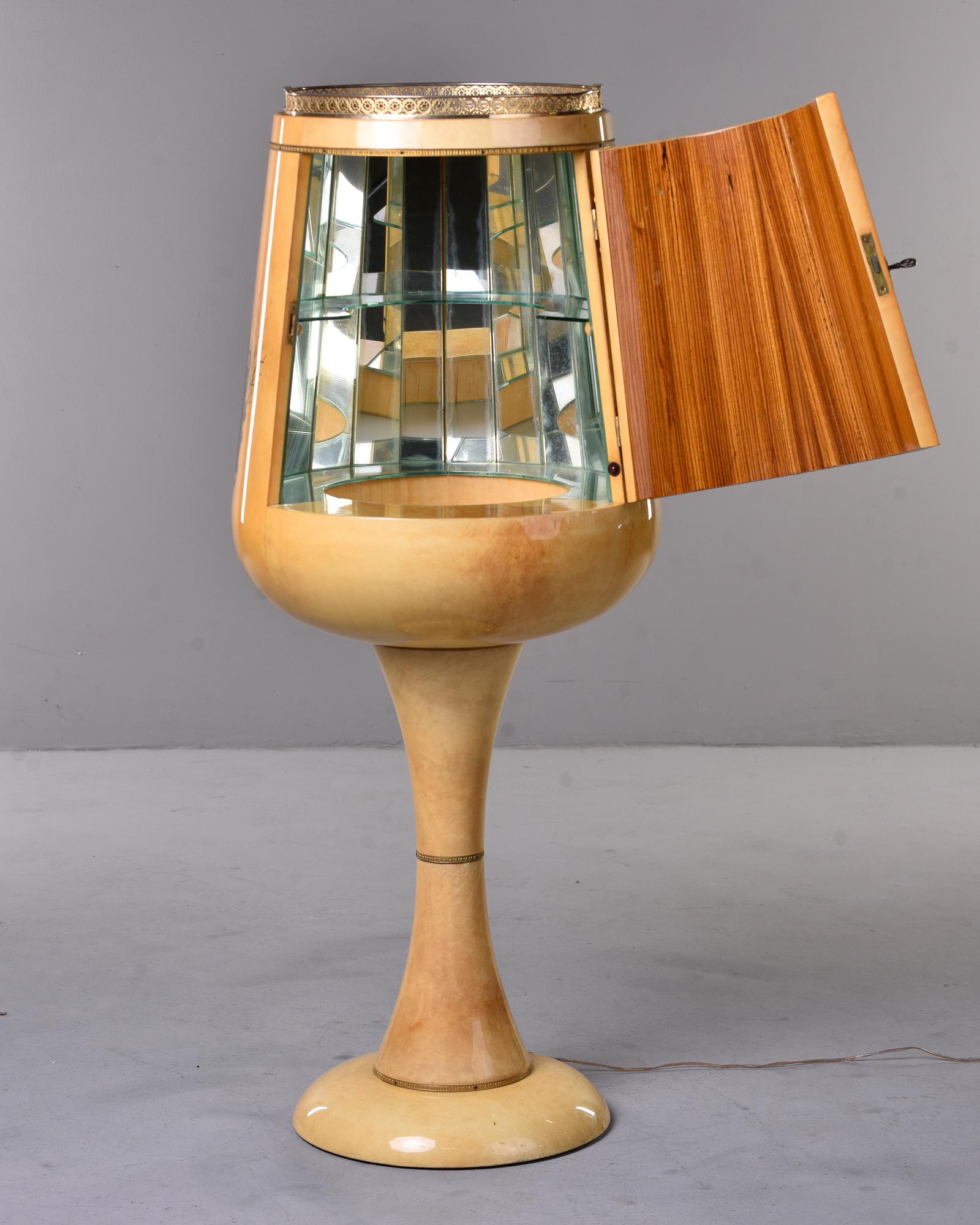 italien Aldo Tura - Bar avec piédestal recouvert de parchemin et intérieur en miroir, milieu du siècle dernier en vente