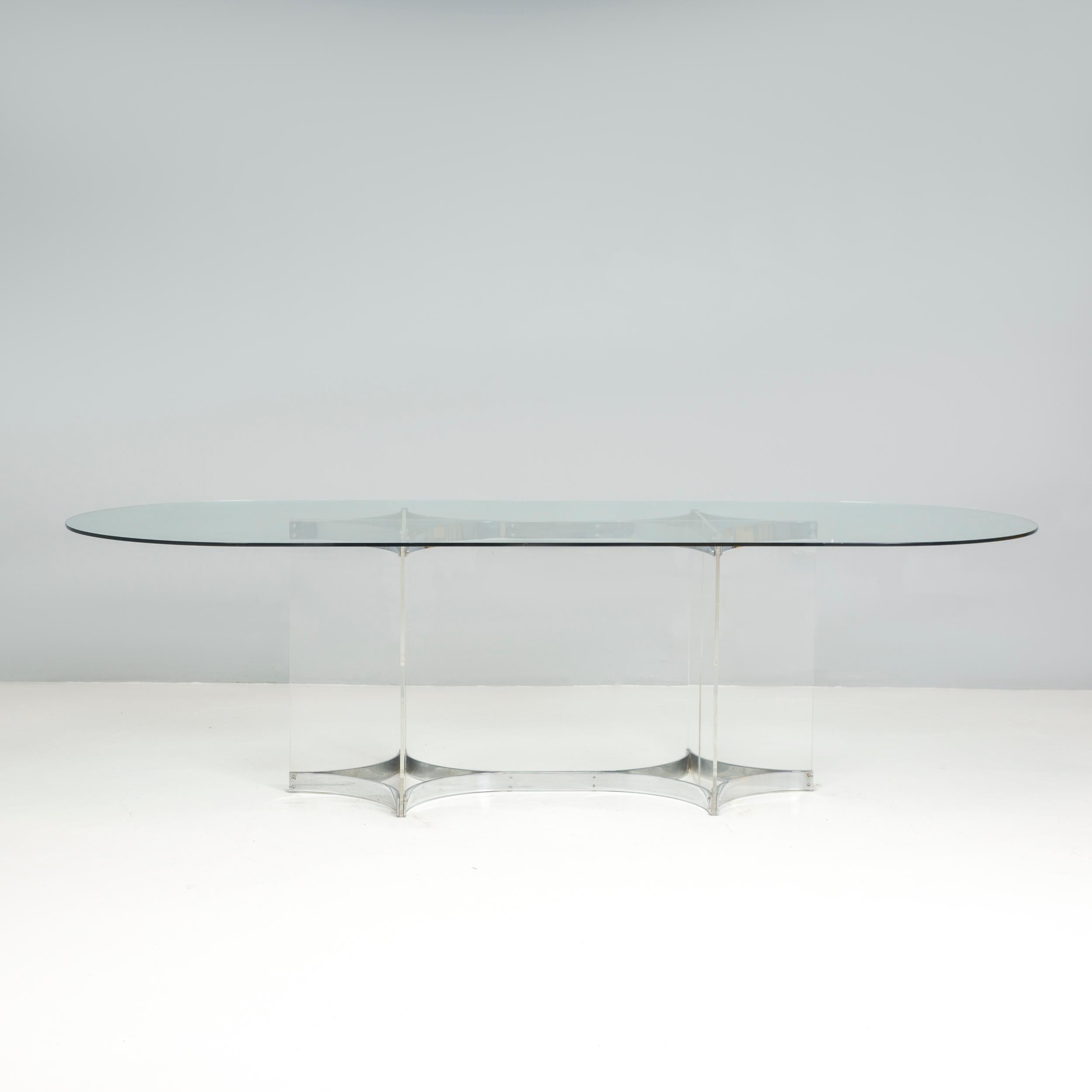 Remarquable table basse italienne de style moderne du milieu du siècle par Alessandro Albrizzi, en acier chromé, avec des formes courbes sculpturales supportant des feuilles de verre acrylique imbriquées les unes dans les autres. 

Base très