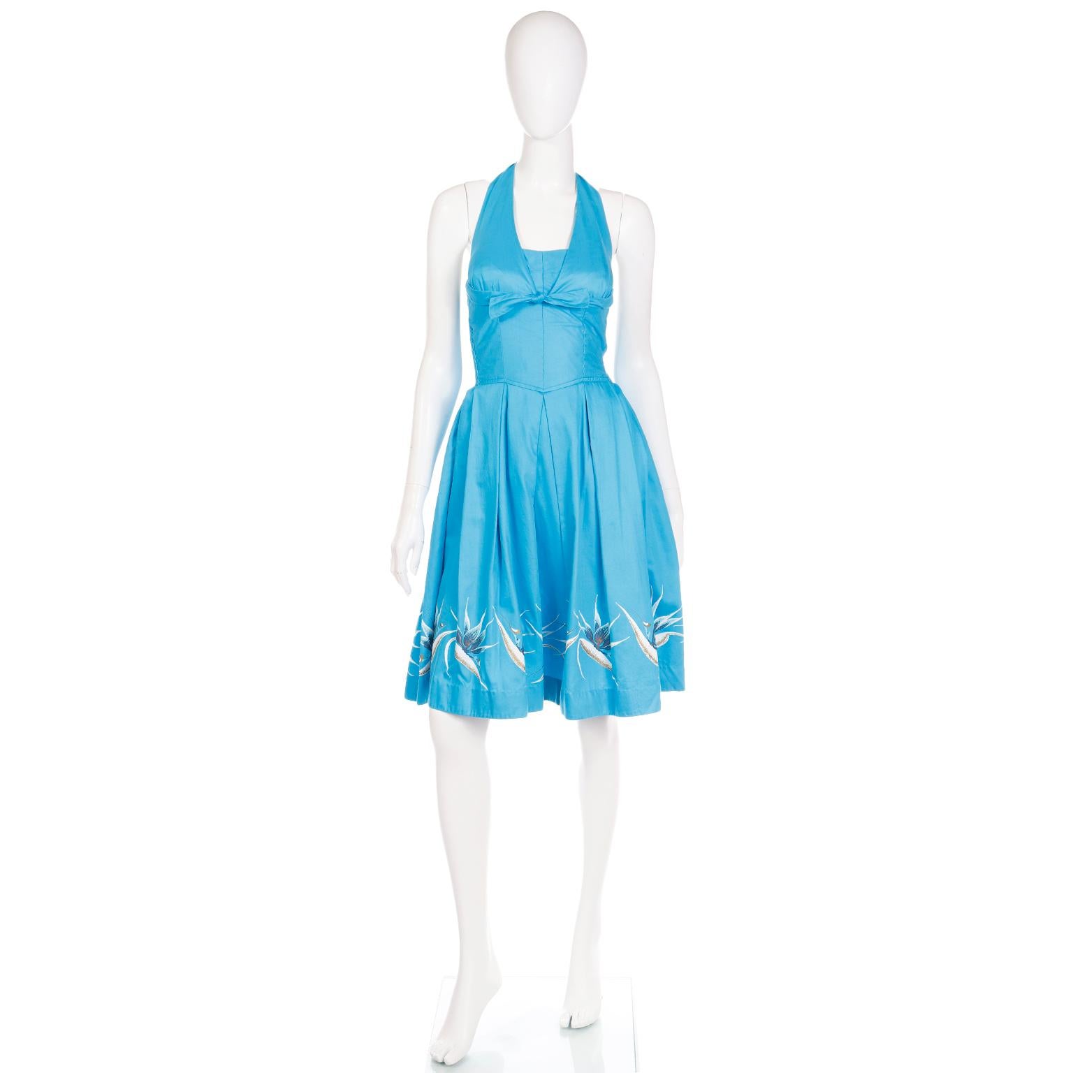 Dieses leuchtend blaue Vintage Alfred Shaheen Halfterkleid aus der Mitte des Jahrhunderts ist das perfekte Stück, um Ihre Garderobe diesen Sommer zu ergänzen! Dieses hübsche Kleid ist aus einem schönen Baumwollstoff und hat Paradiesvögel am unteren