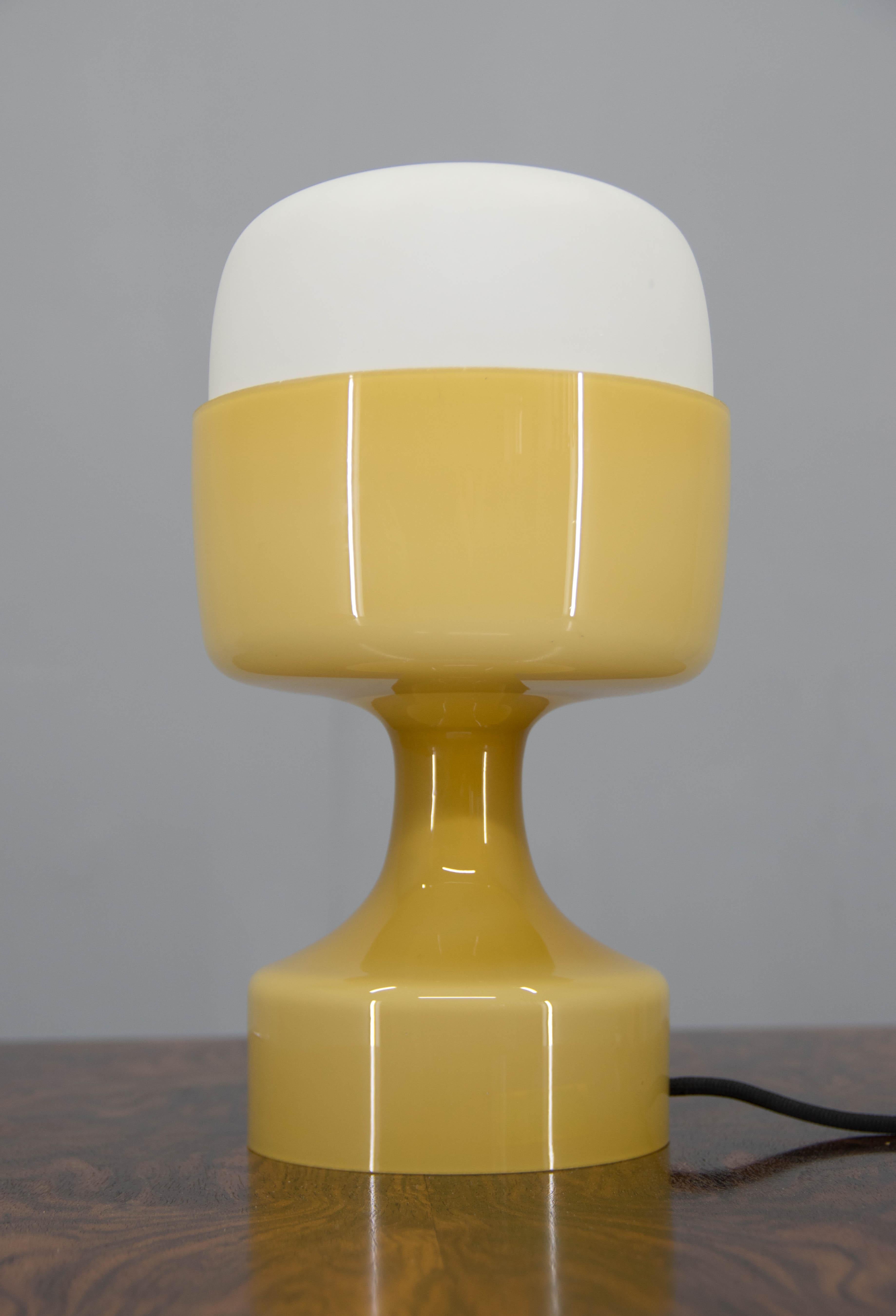 Lámpara de sobremesa de cristal de mediados de siglo diseñada en la década de 1970 por Karel Volf para Osvetlovaci sklo en Checoslovaquia. El cristal está en perfecto estado. El artículo está recién recableado: 1x bombilla E25-E27. 
Adaptador de