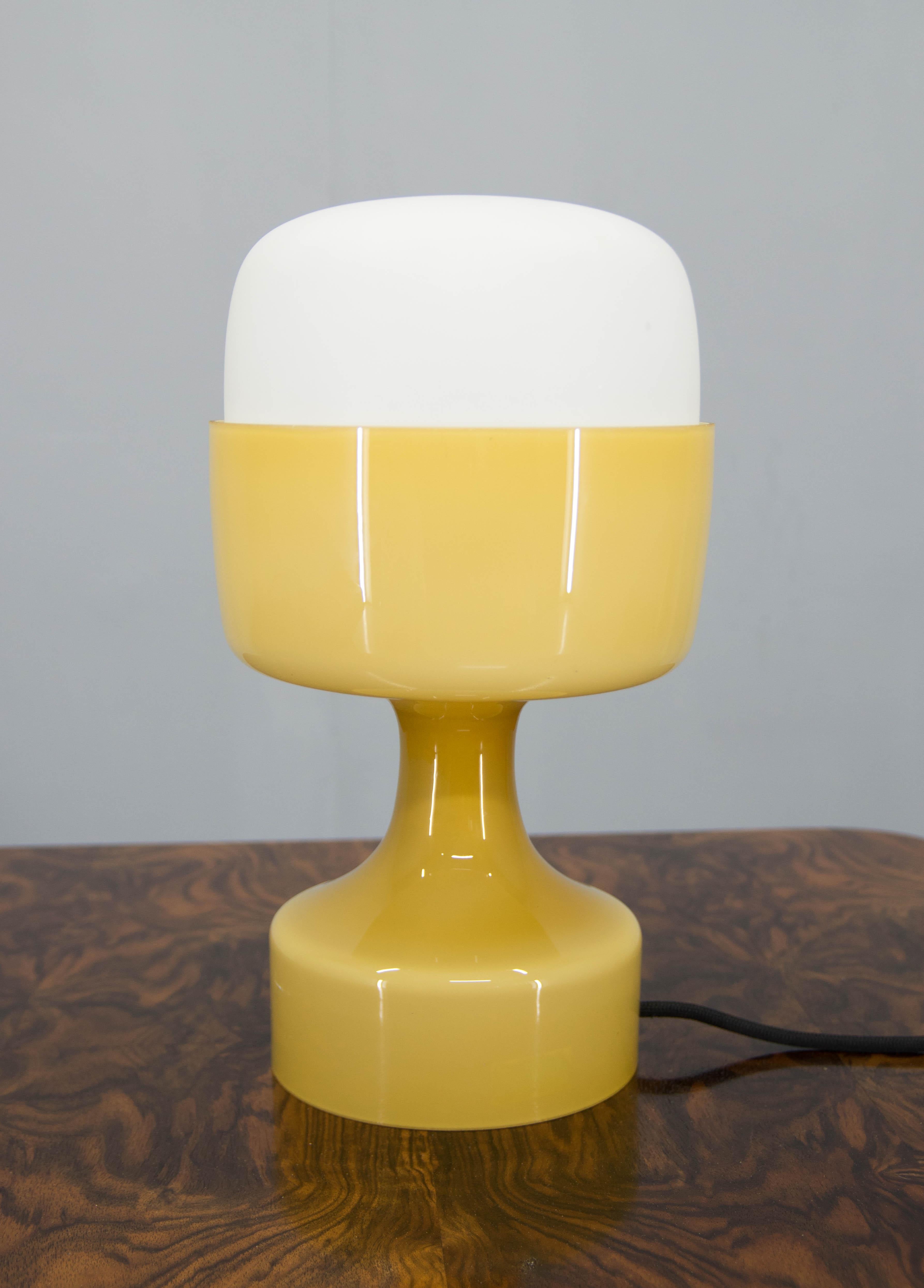 Lámpara de sobremesa de cristal de mediados de siglo de Karel Volf, años 70 Moderno de mediados de siglo en venta