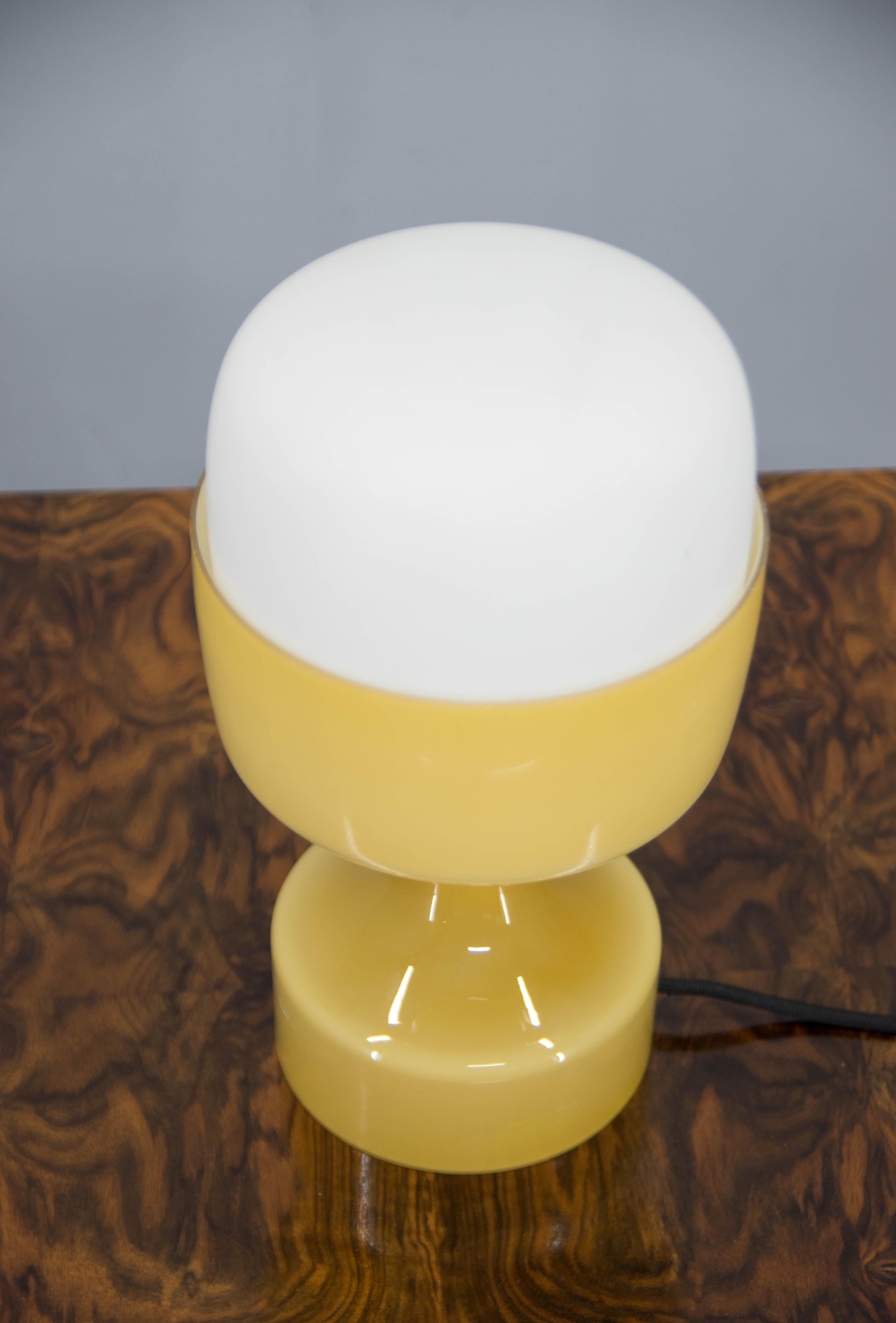 Lámpara de sobremesa de cristal de mediados de siglo de Karel Volf, años 70 Checo en venta