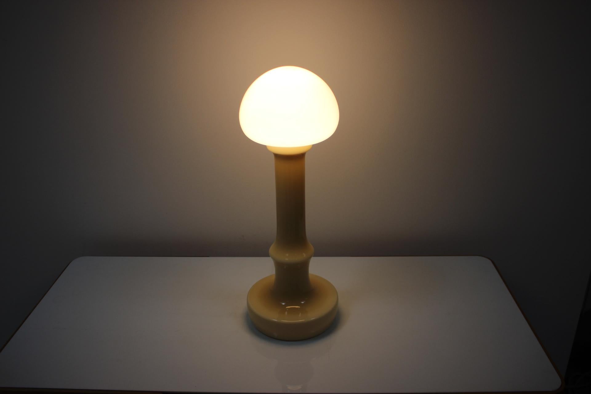 Mid-Century Modern Lampe de bureau entièrement en verre du milieu du siècle conçue par Ivan Jake, 1970 en vente