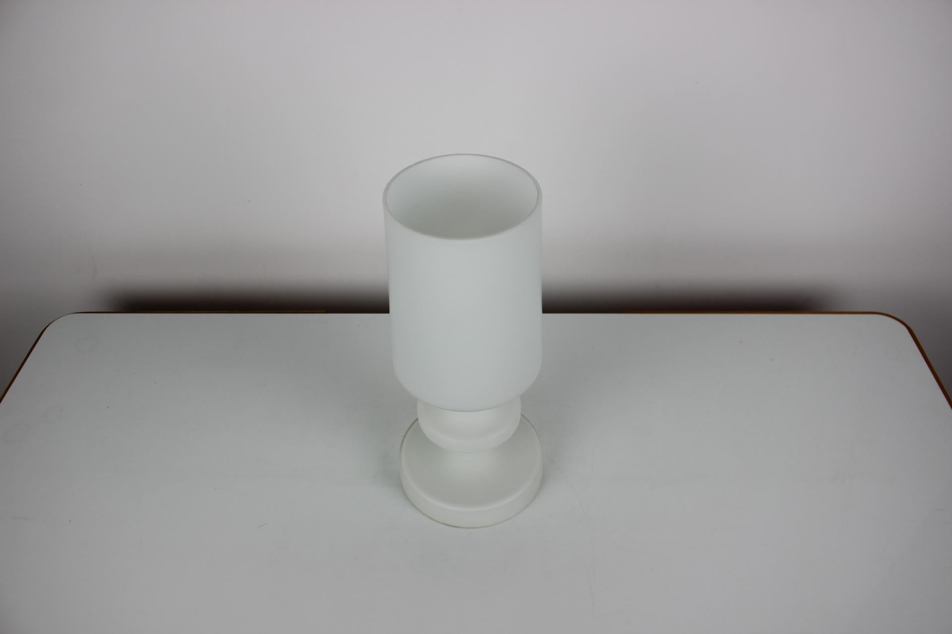 - fabriqué en Tchécoslovaquie
- en verre
- re-poli
- entièrement fonctionnel
- bon état, original.