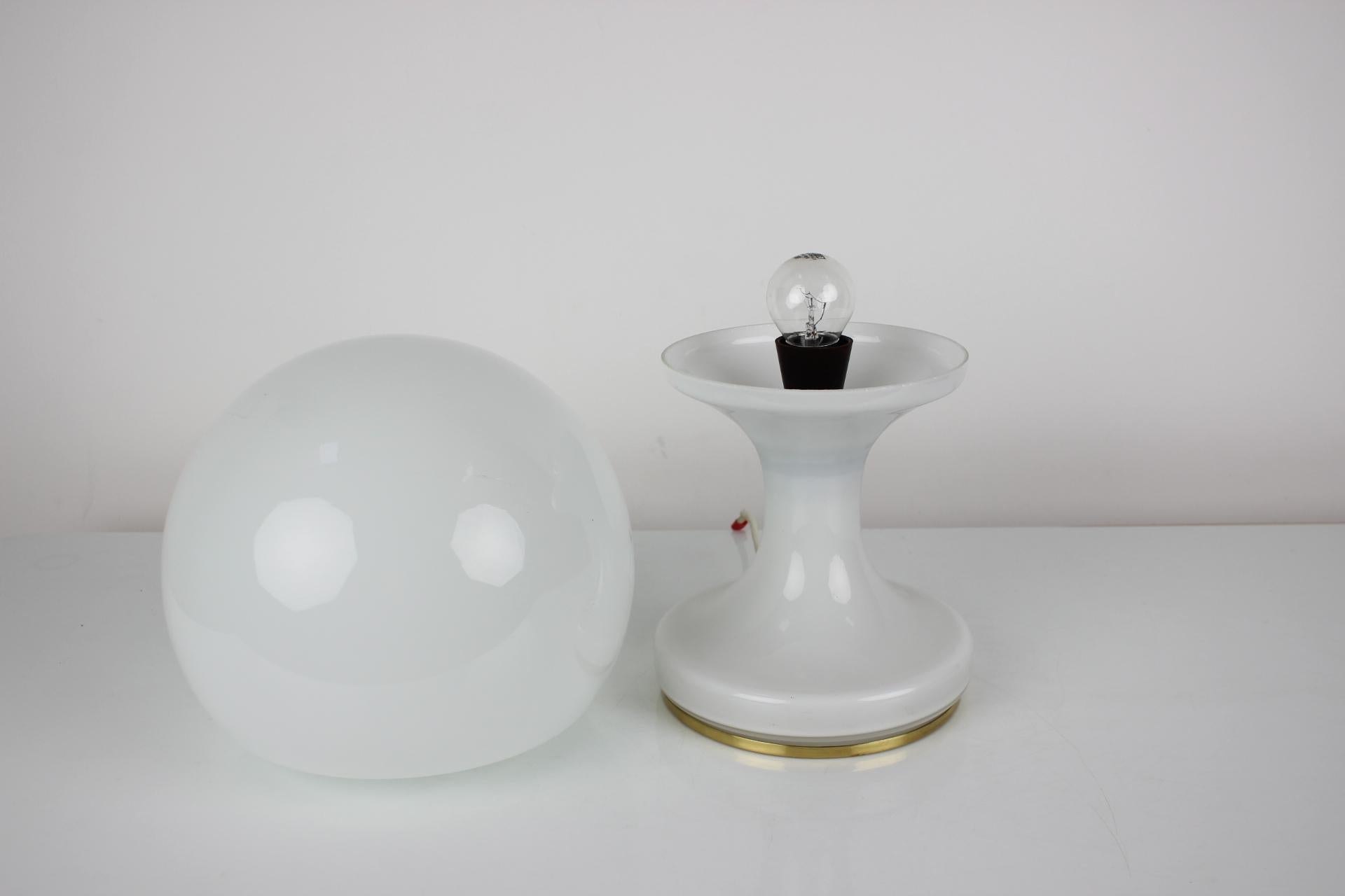 Mid-Century Modern Lampe de table tout en verre du milieu du siècle/ Osvětlovací Sklo Valašské Meziříčí, années 1970. en vente