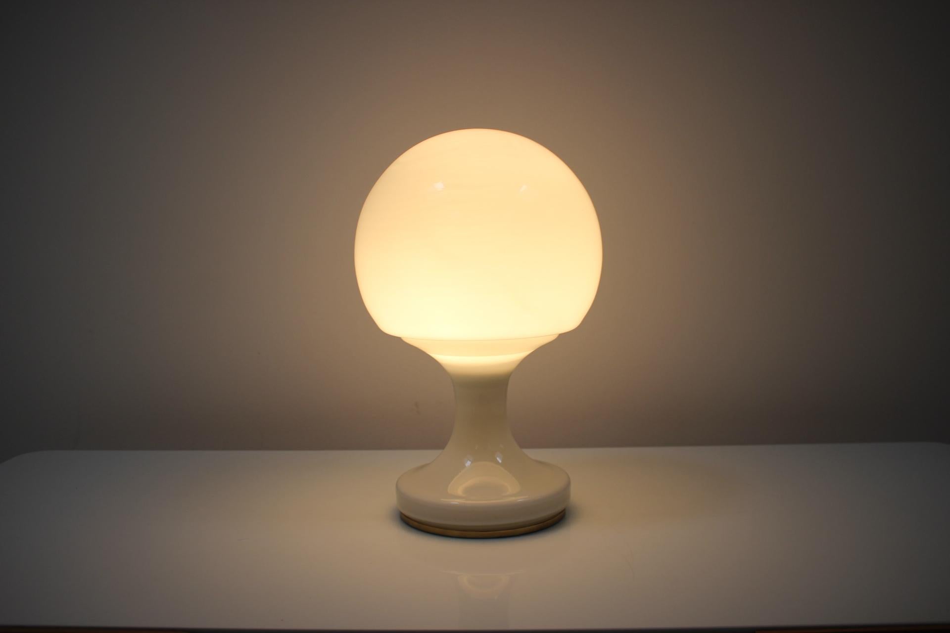 Tchèque Lampe de table tout en verre du milieu du siècle/ Osvětlovací Sklo Valašské Meziříčí, années 1970. en vente