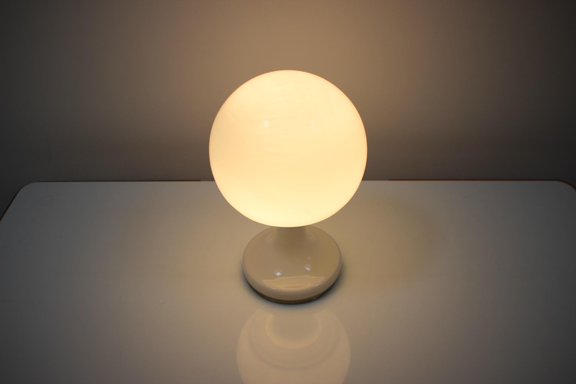 Lampe de table tout en verre du milieu du siècle/ Osvětlovací Sklo Valašské Meziříčí, années 1970. Bon état - En vente à Praha, CZ
