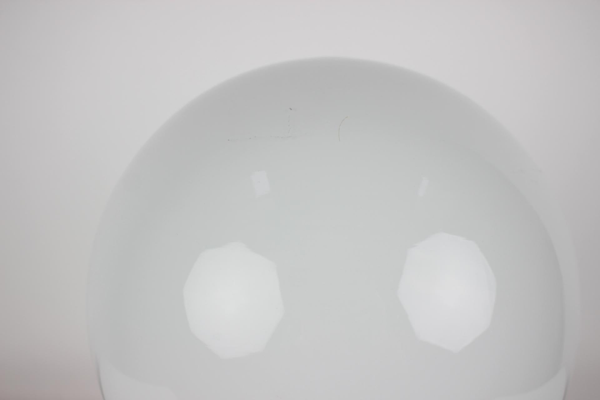Verre Lampe de table tout en verre du milieu du siècle/ Osvětlovací Sklo Valašské Meziříčí, années 1970. en vente