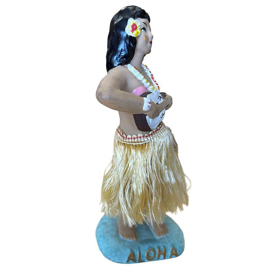 Original Nachkriegs-Keramikfigur aus leichtem Gips, bemalt in leuchtenden tropischen Farben und mit einem Hula-Rock aus Stoff. Es zeigt eine junge hawaiianische Hula-Tänzerin in traditioneller Kleidung, die mit einer Ukulele einen Hula-Tanz