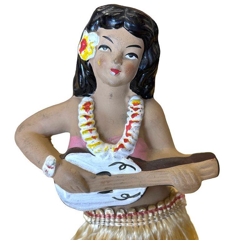 Mid-Century „Aloha“ Hula Girl Keramikfigur mit Ukulele und roten Blumen, Mid-Century (Mitte des 20. Jahrhunderts) im Angebot