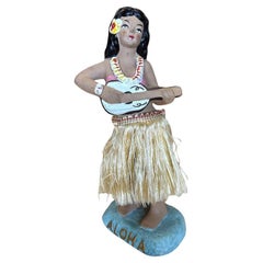 Figurita de cerámica "Aloha" Chica Hula de mediados de siglo con Ukelele y flores rojas