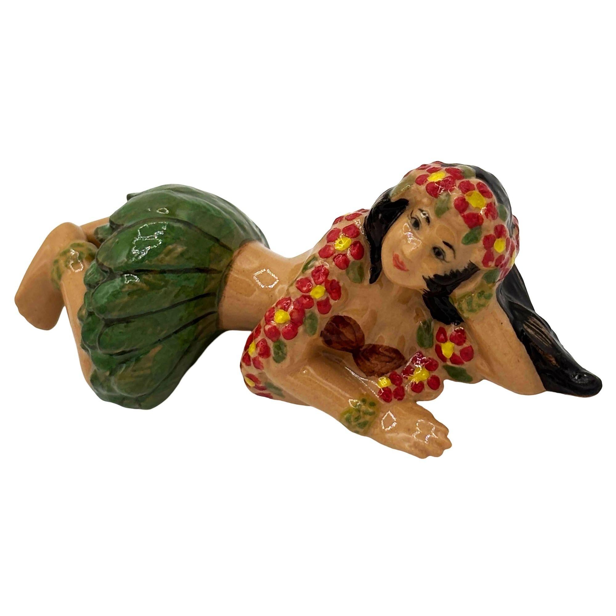 Americano Figurina in ceramica di metà secolo Aloha Laying Hula Girl con fiori e gonna rossi in vendita