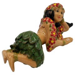 Figurine en céramique Aloha Laying Hula Girl du milieu du siècle avec fleurs et jupe rouges