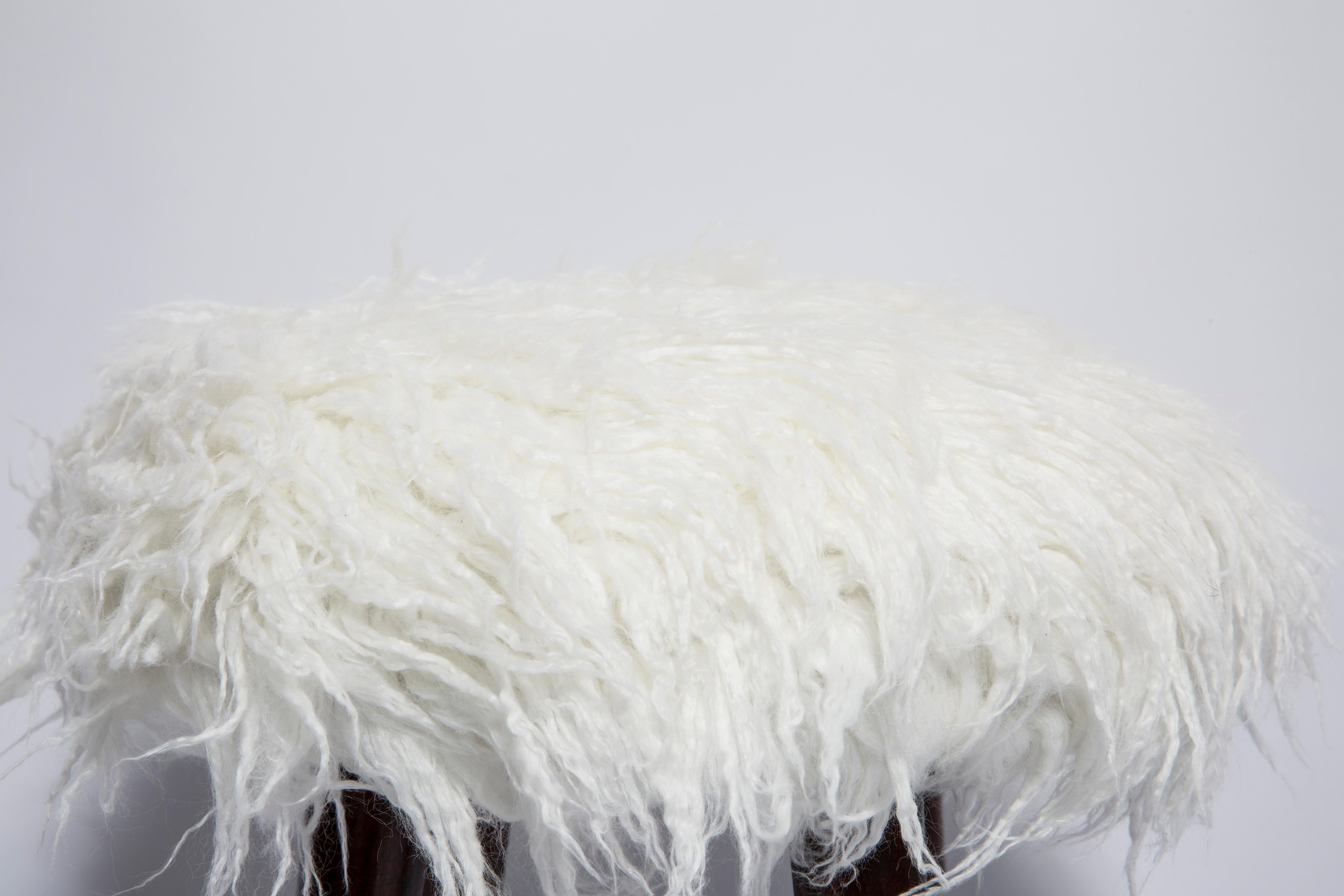Mid-Century Modern Tabouret en fausse fourrure blanche d'Alpaga, Europe, années 1960 en vente