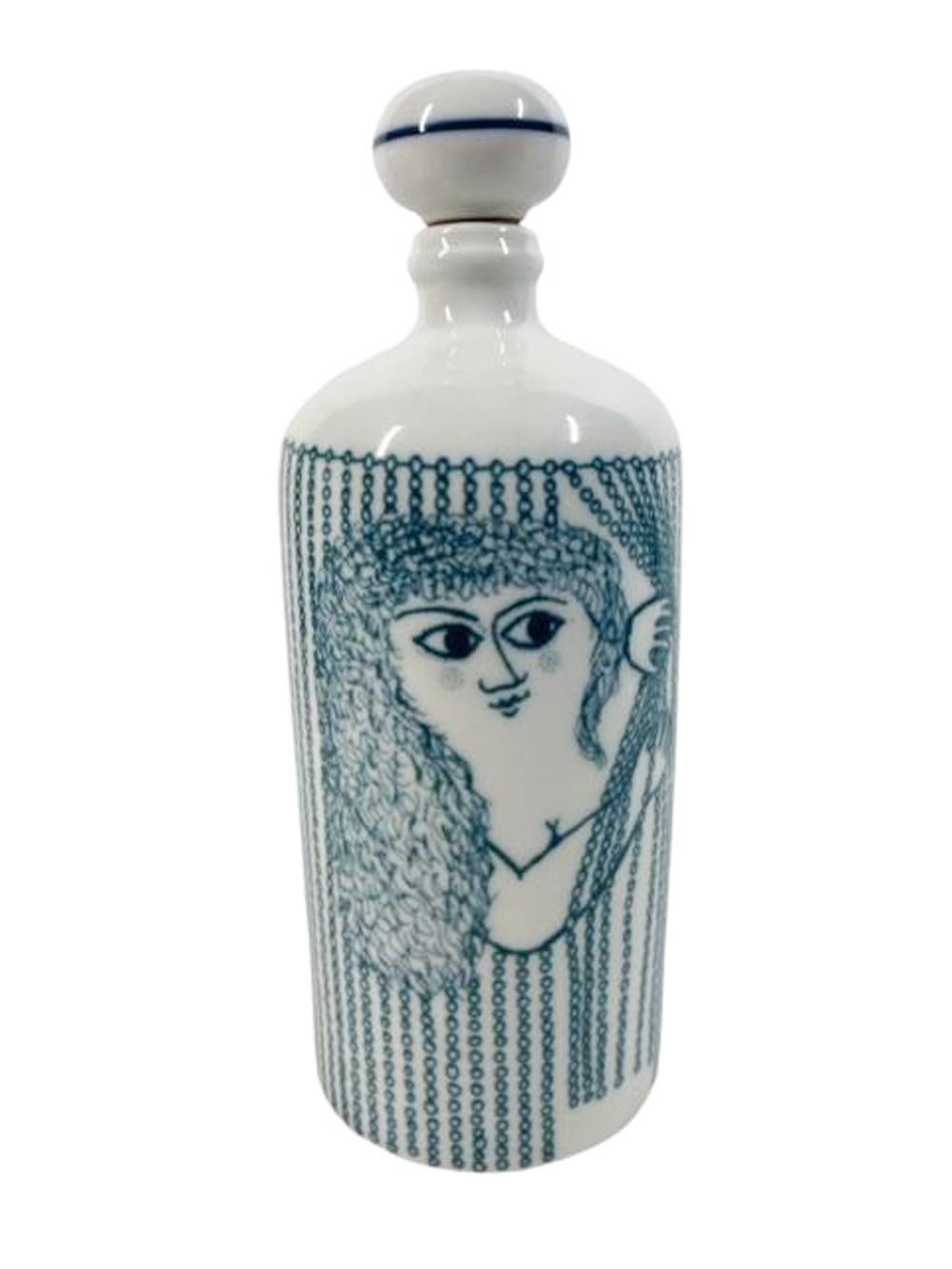 Decanter in porcellana bianca di metà secolo con decorazione blu sottosmalto di una donna che si affaccia da dietro una tenda. Marchio Altenkunstadt, Made in Western Germany. Il tappo è in porcellana con tappo in sughero. 