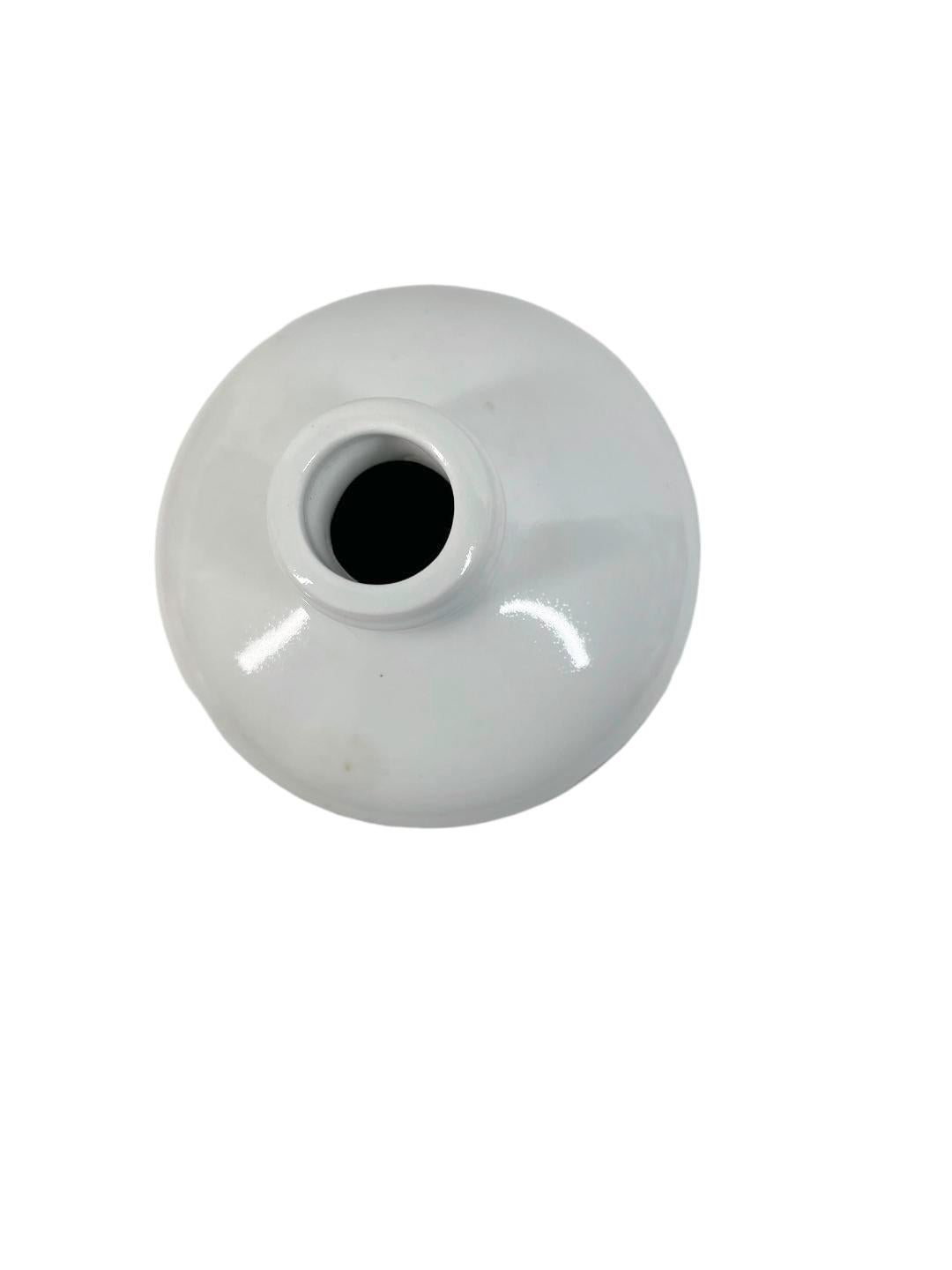 Porcellana Decanter in porcellana bianca e blu di Altenkunstadt della metà del secolo scorso, Donna dietro la tenda in vendita