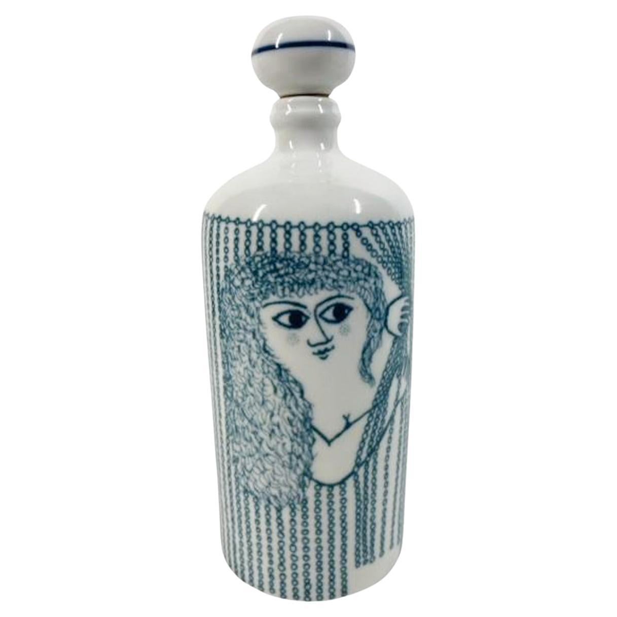 Decantador de porcelana azul y blanco Altenkunstadt de mediados de siglo, Mujer detrás de la cortina